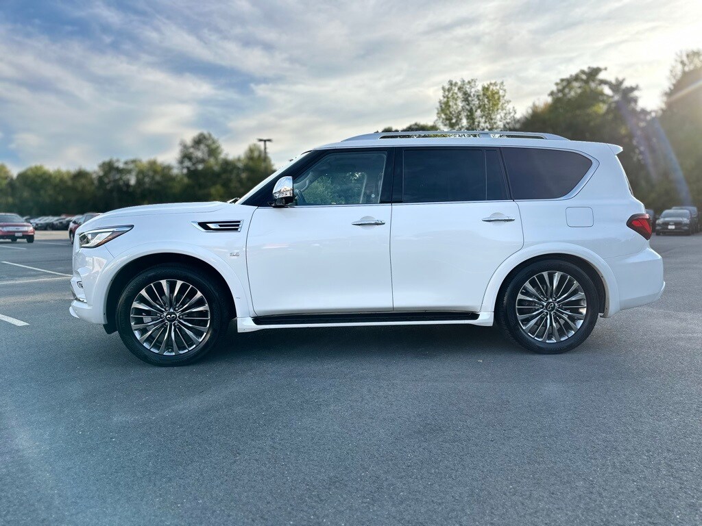 2019 Infiniti QX80 Luxe photo 3