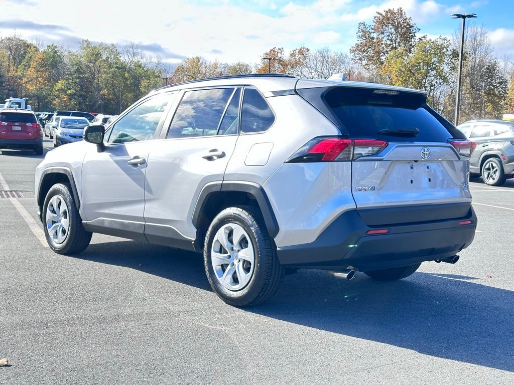 2019 Toyota RAV4 LE photo 3