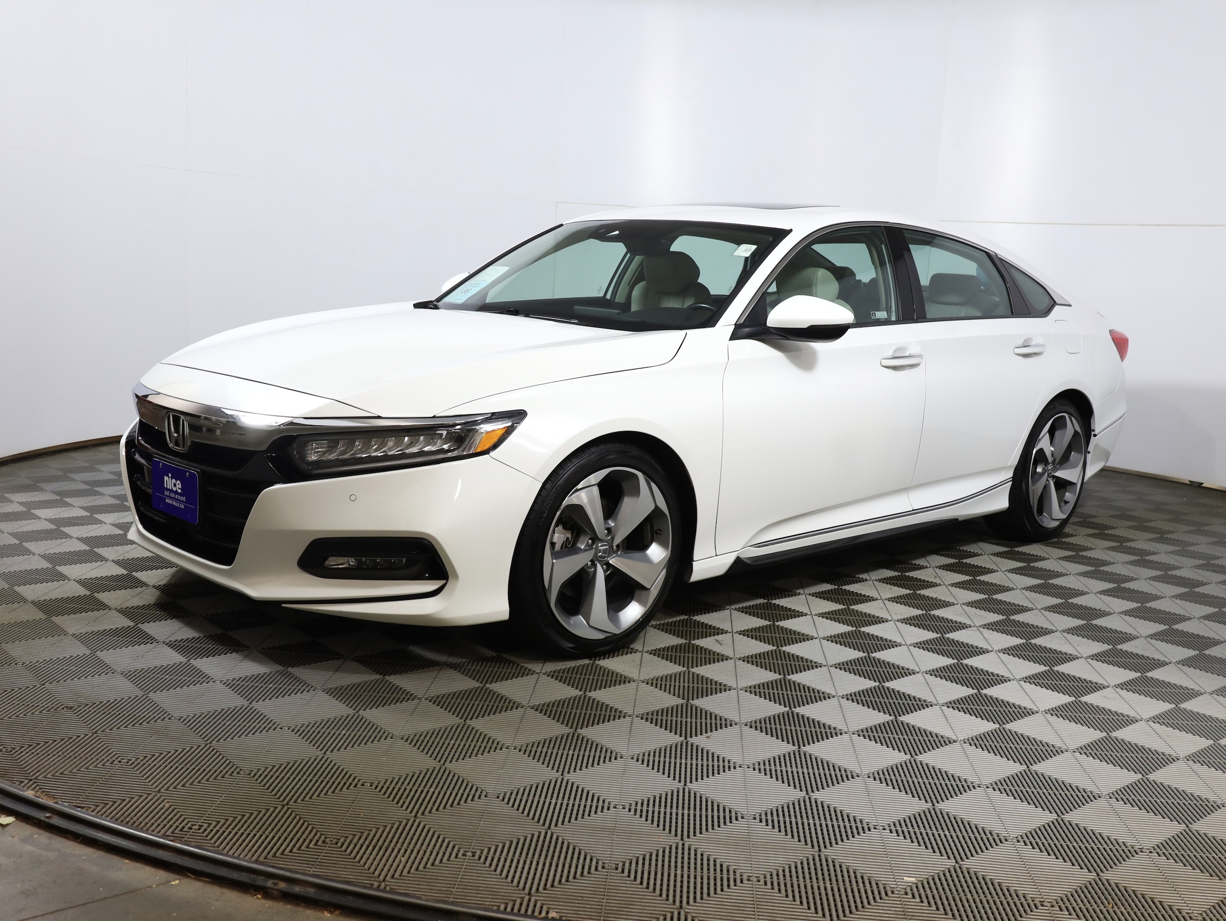 2018 Honda Accord Touring's photo