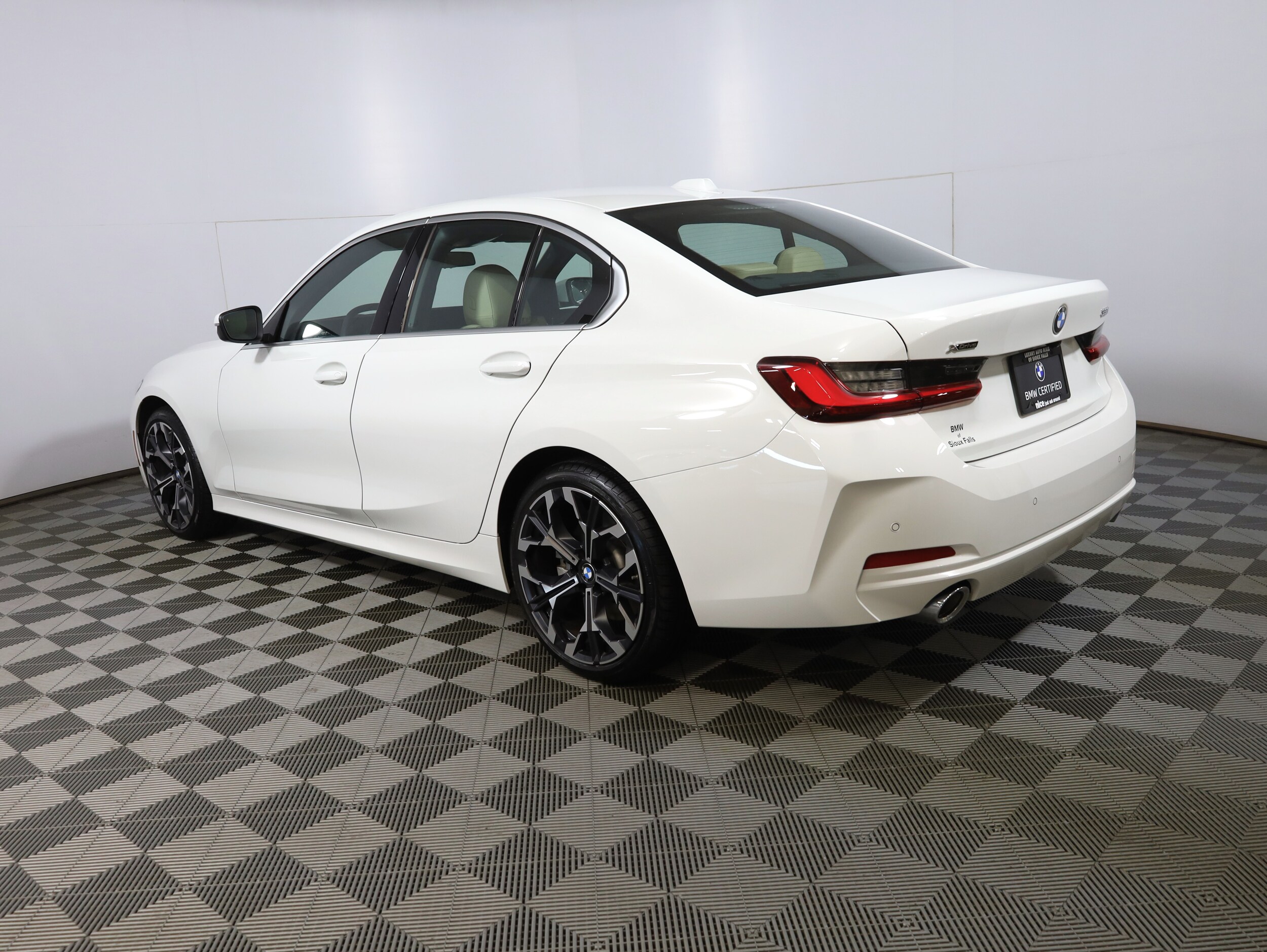 2025 Bmw 330i xDrive photo 2