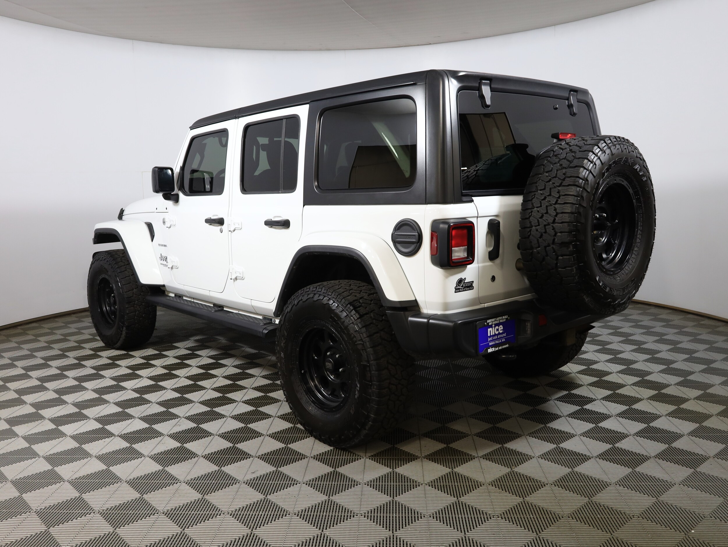 2018 Jeep Wrangler Unlimited Sahara photo 2