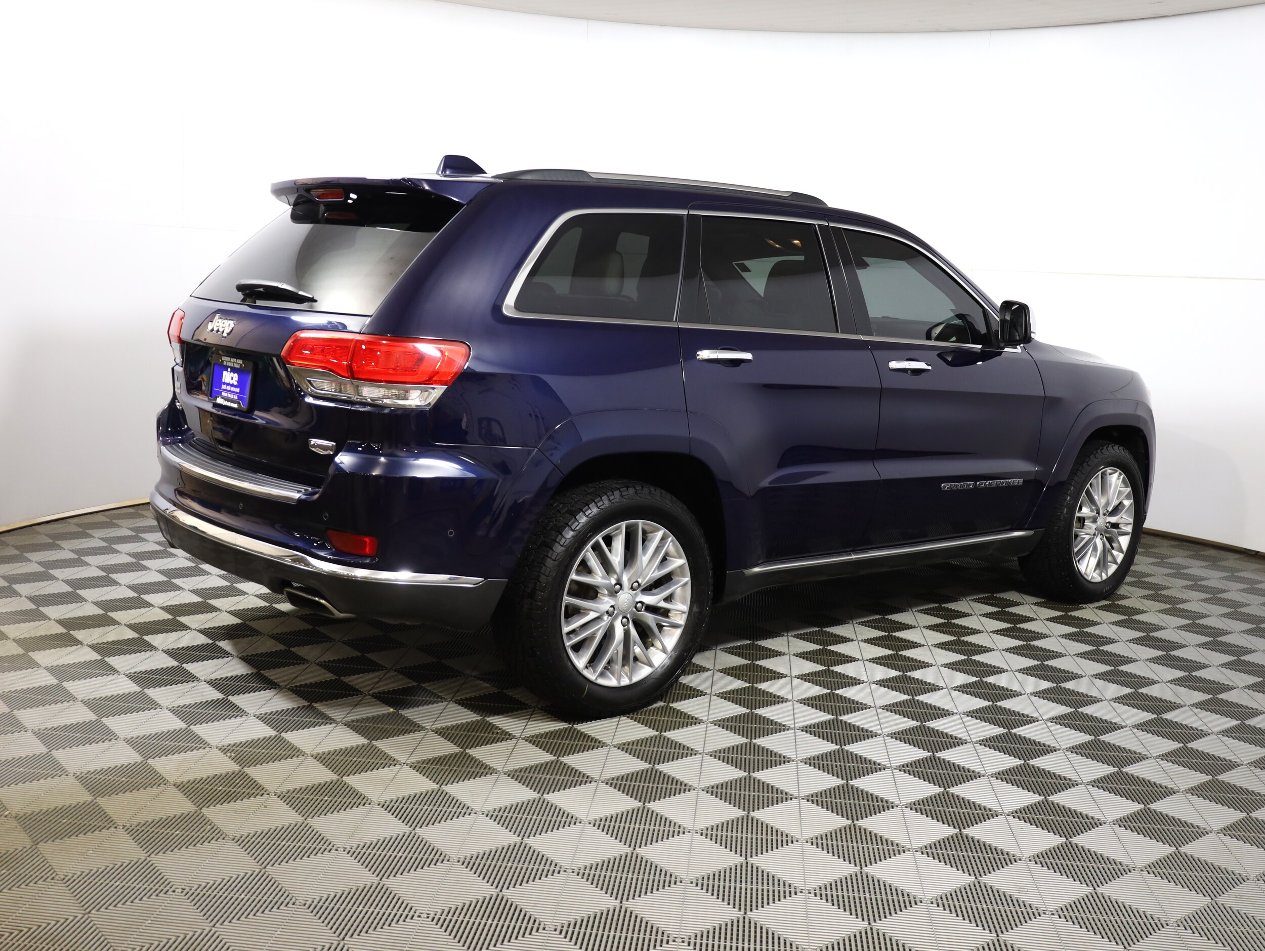 2017 Jeep Grand Cherokee Summit photo 2