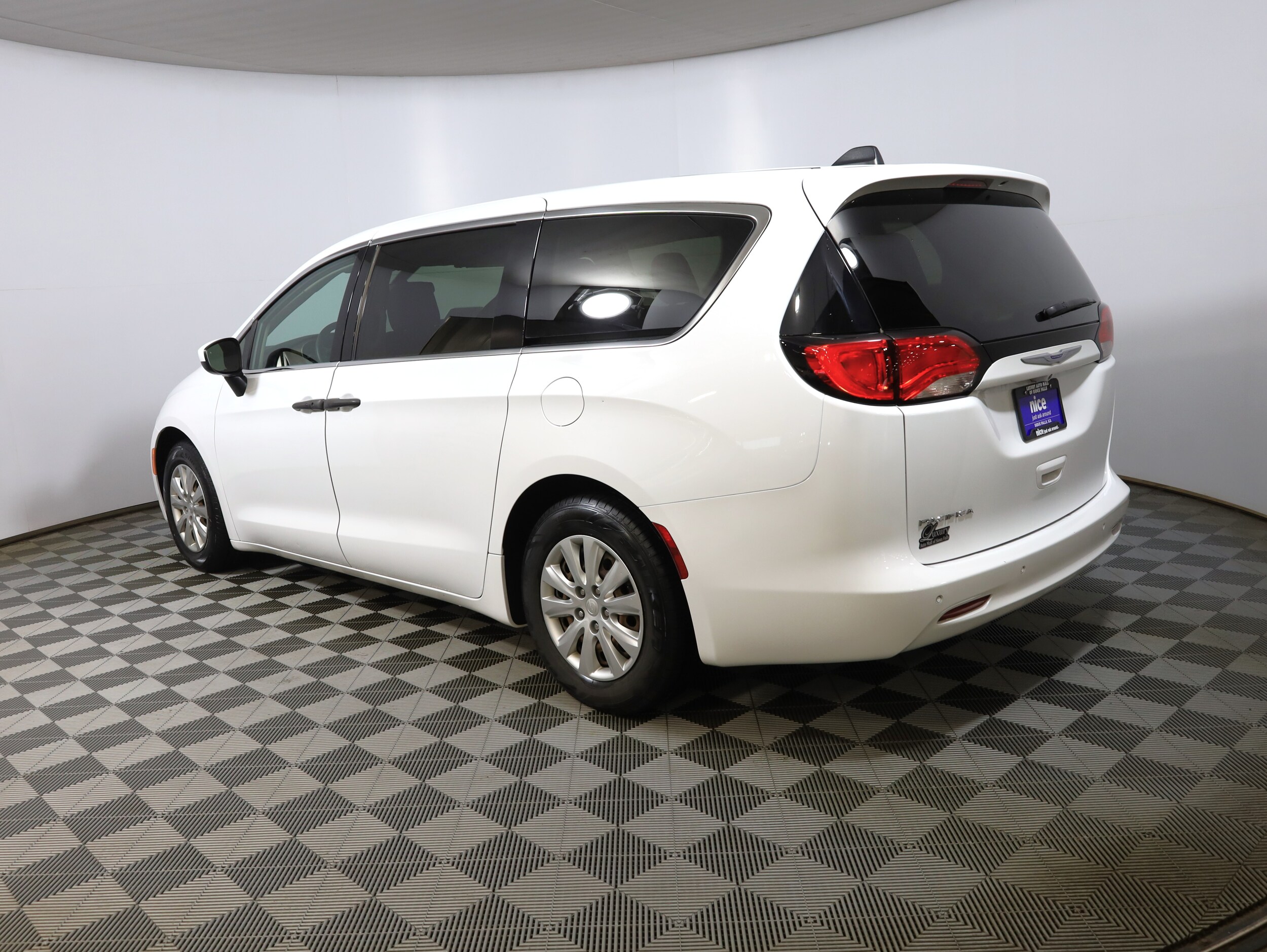 2019 Chrysler Pacifica L photo 2