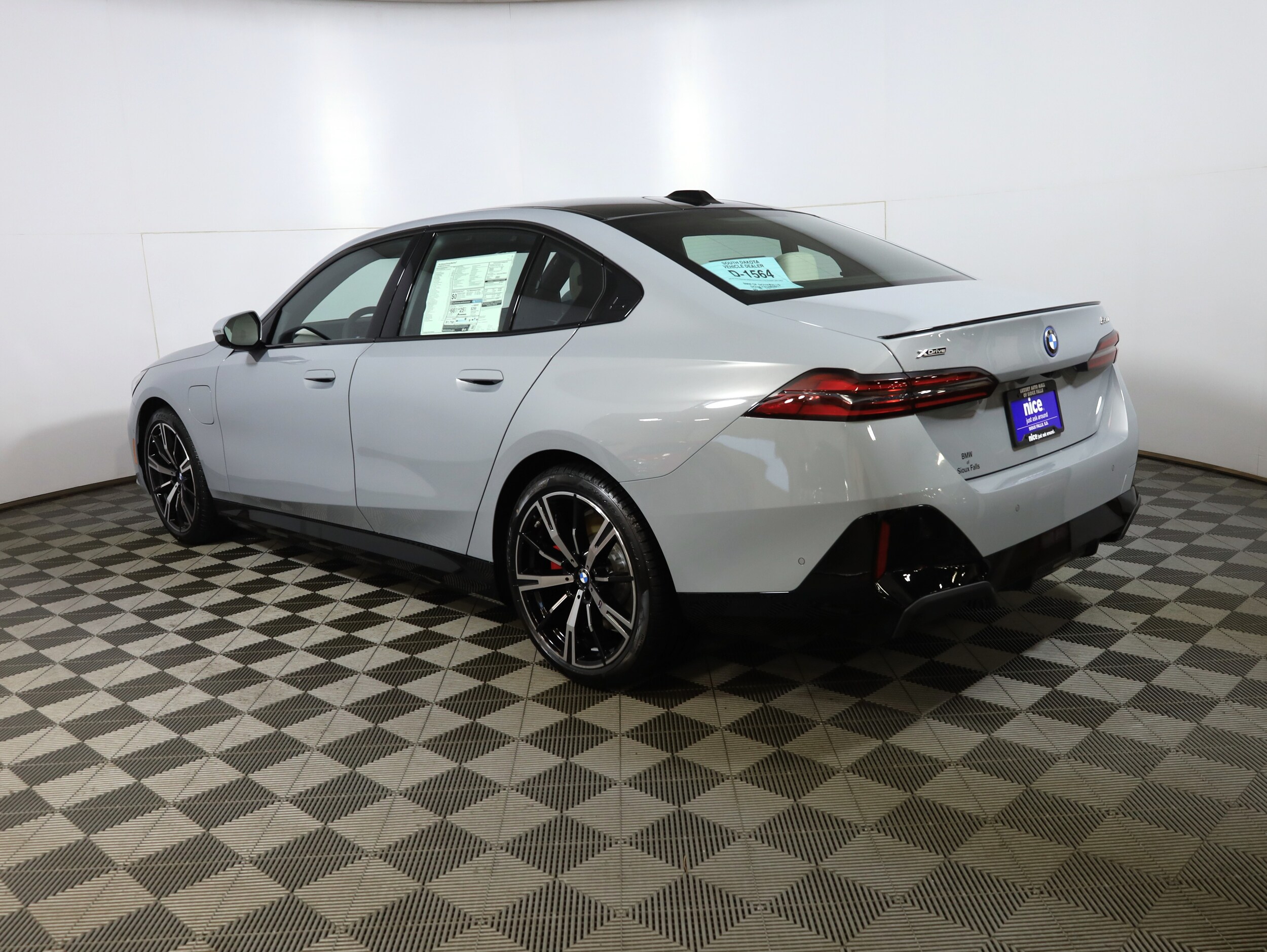 2026 Bmw 550e xDrive photo 2