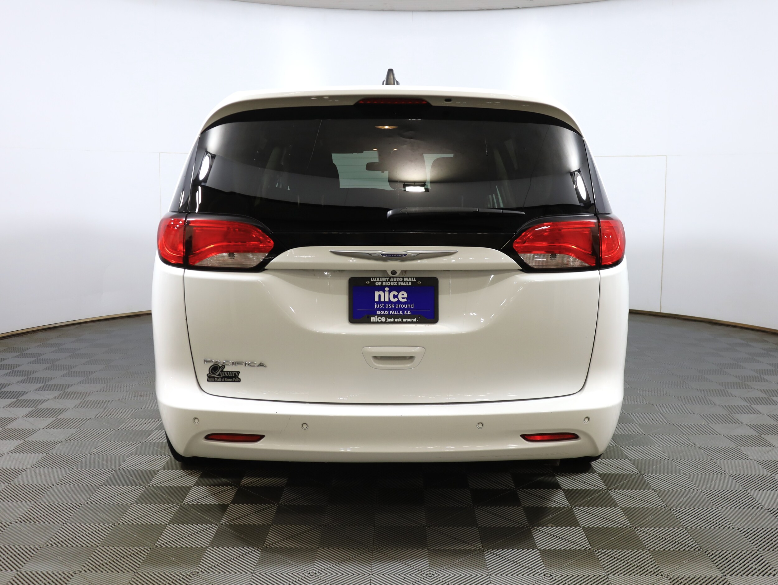 2019 Chrysler Pacifica L photo 3