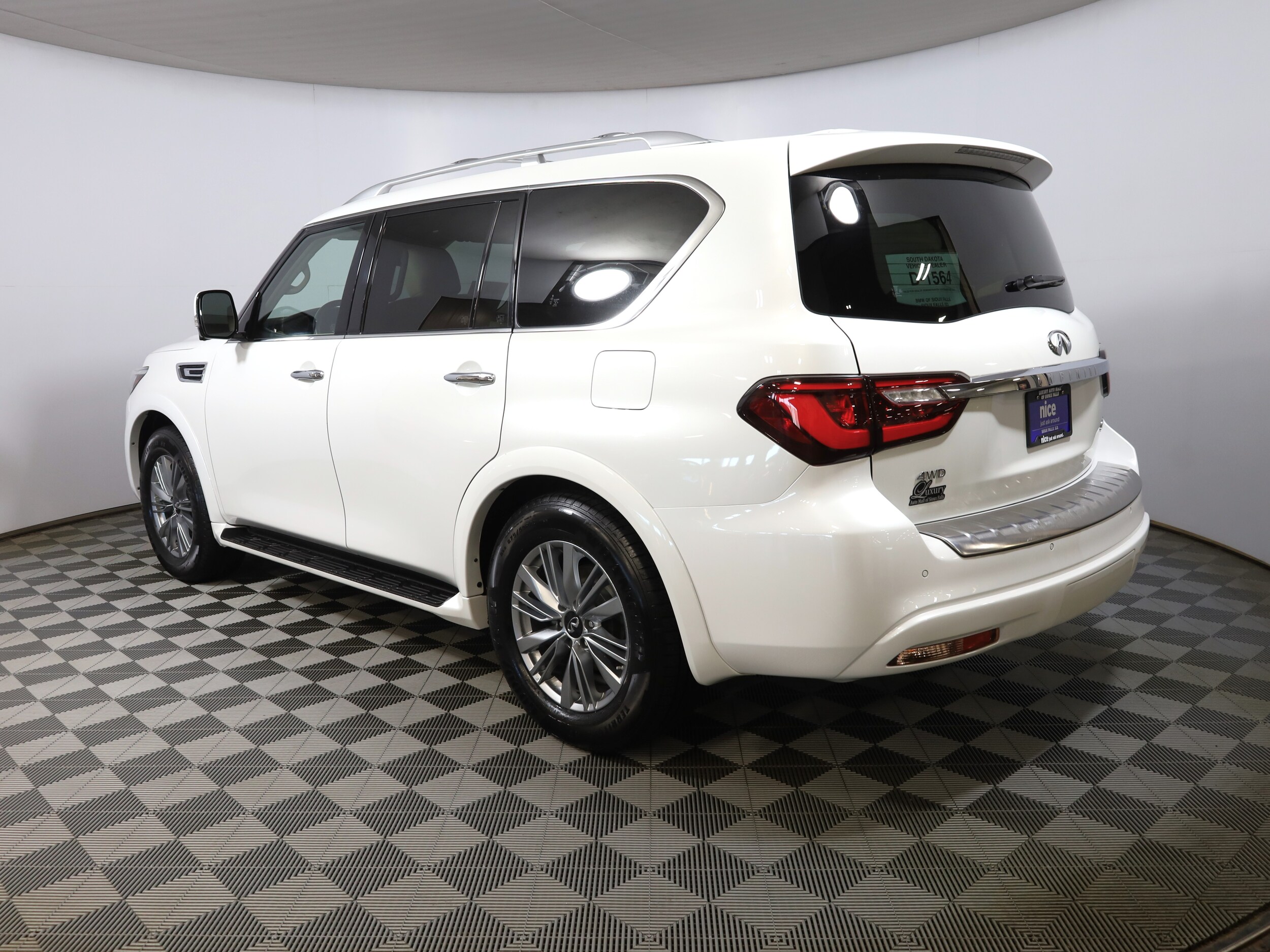 2021 Infiniti QX80 Luxe photo 2