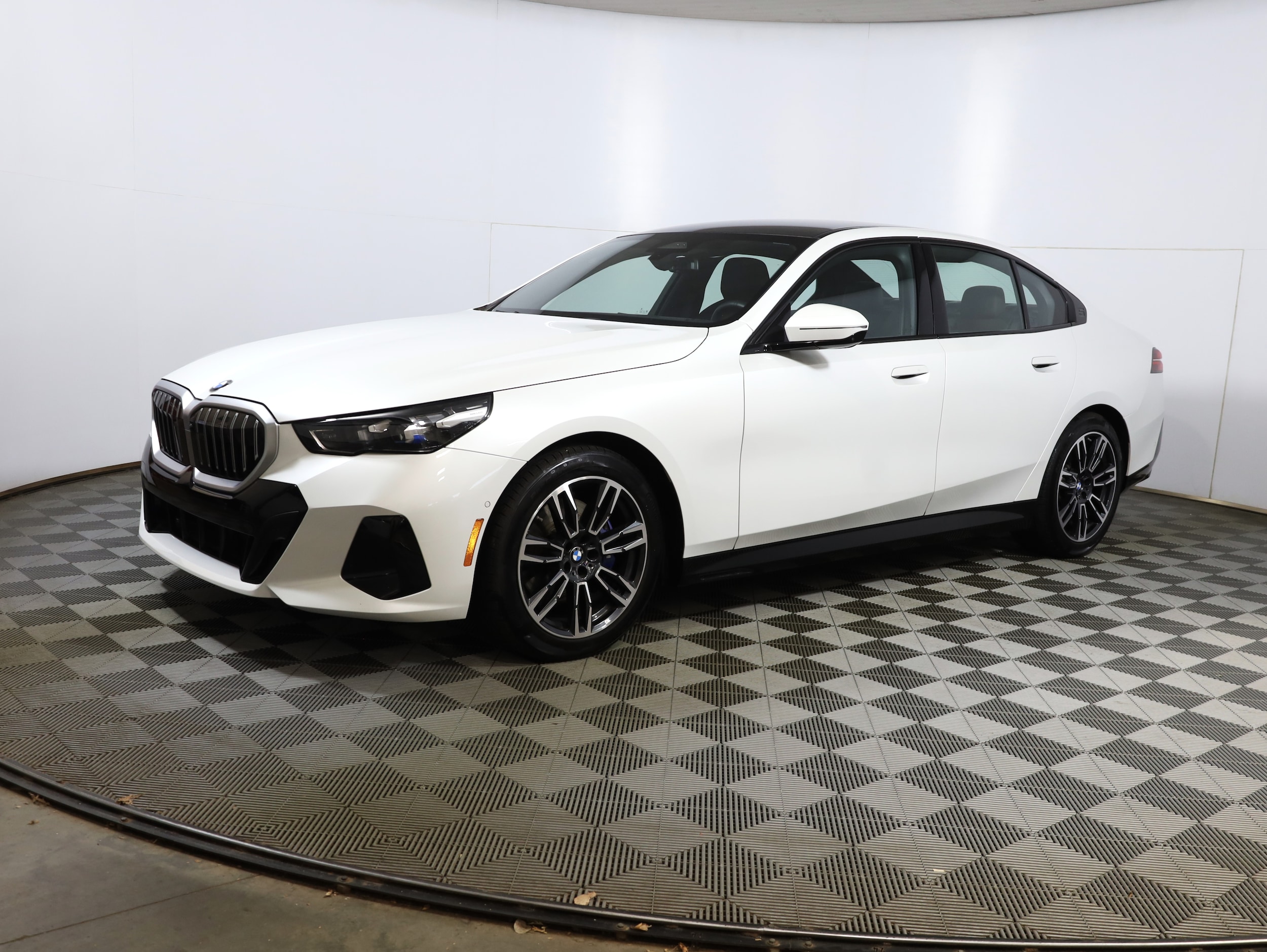 2025 BMW 5 Series 530i's photo