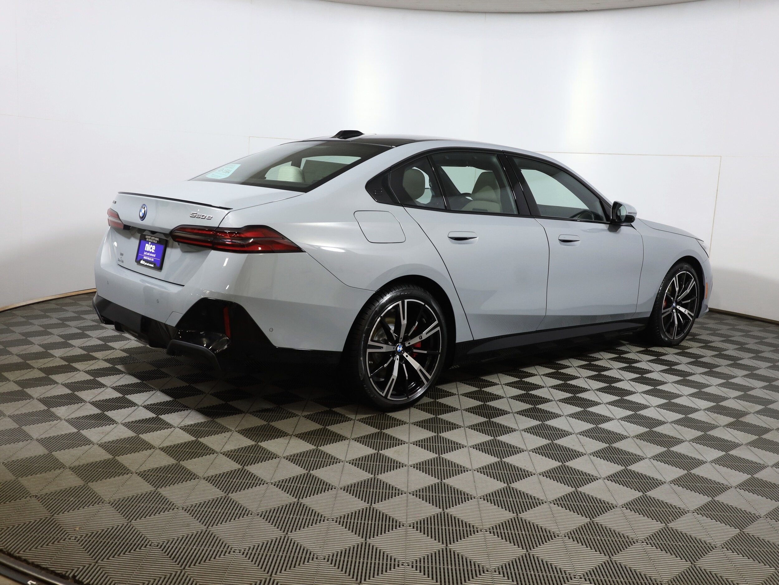 2026 Bmw 550e xDrive photo 3