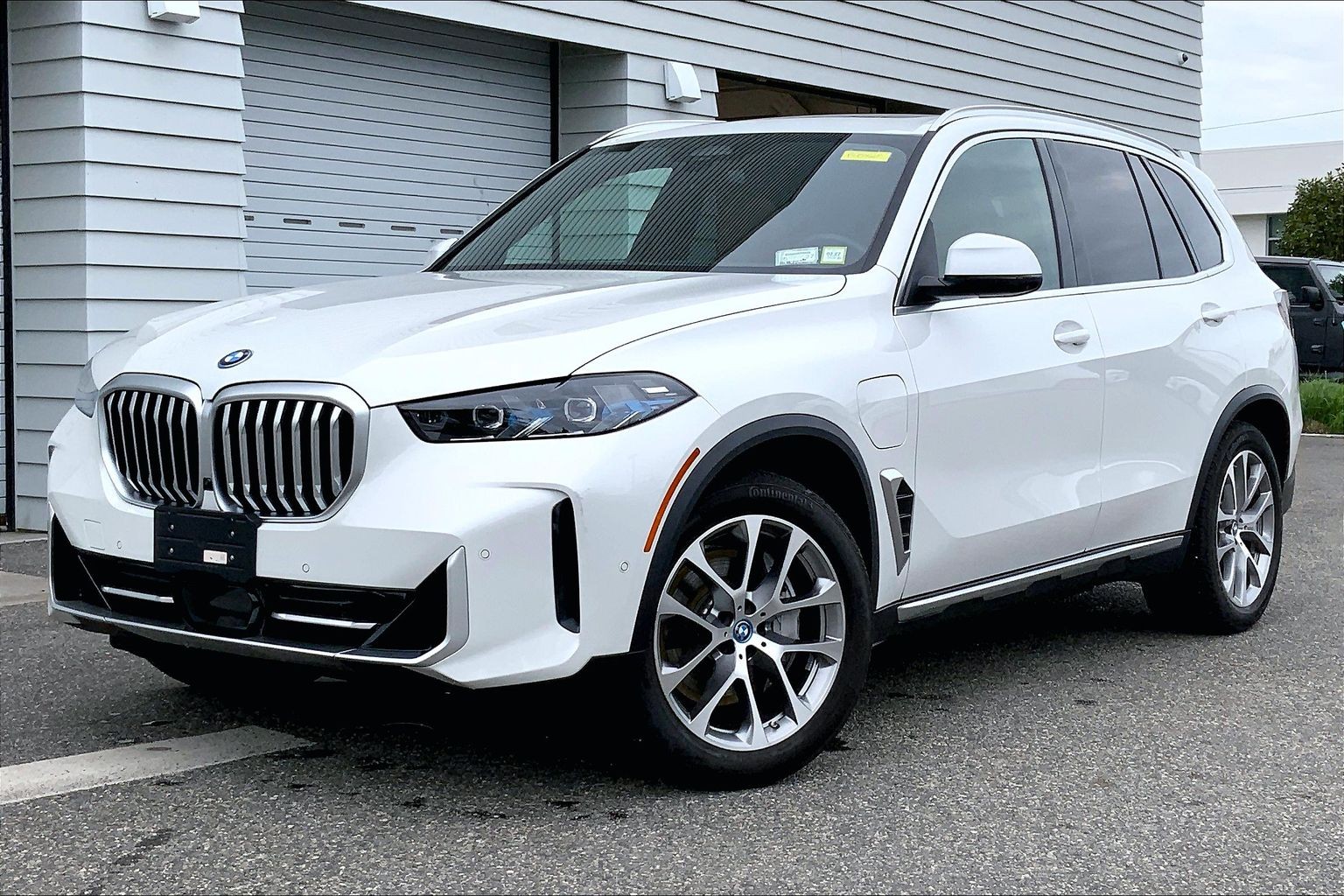 2025 BMW X5 xDrive50e's photo