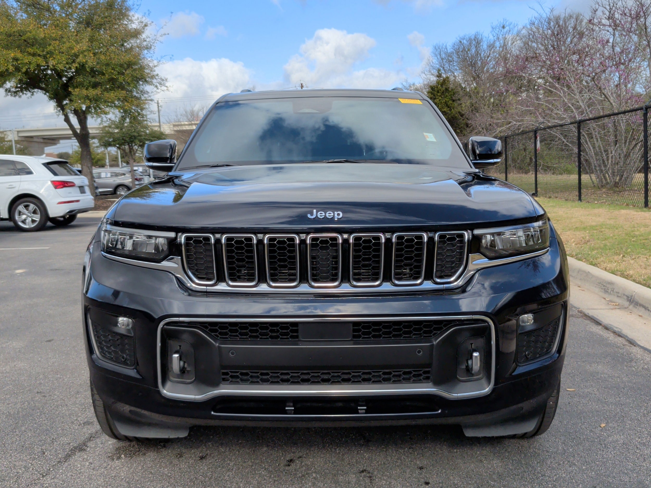 2023 Jeep Grand Cherokee Overland photo 4