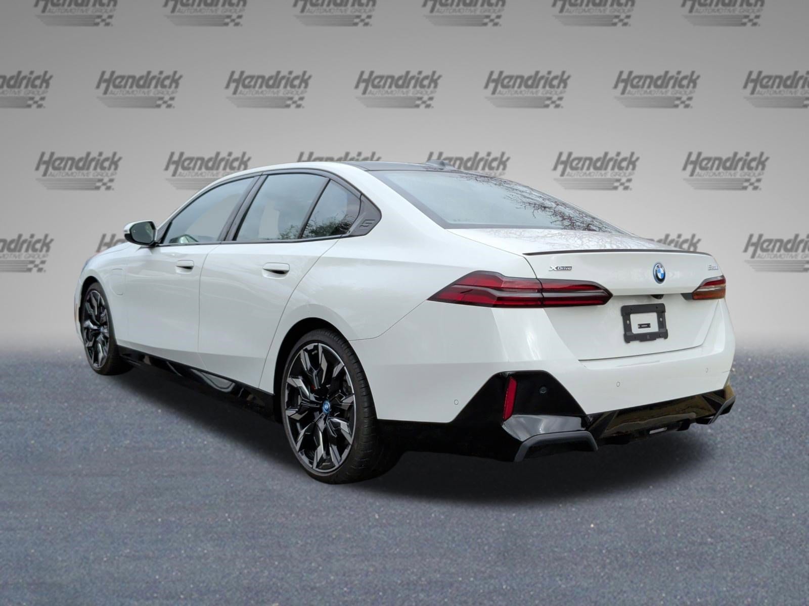 2025 BMW 550e 550e xDrive photo 3