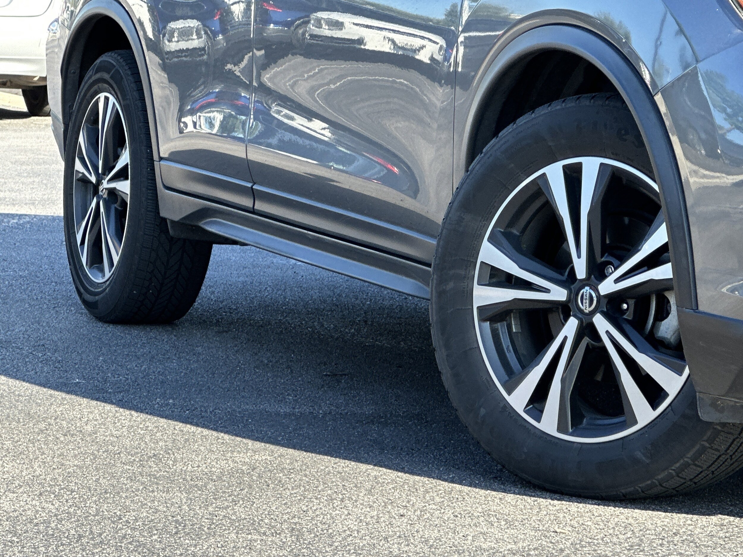 2019 Nissan Rogue SV photo 3