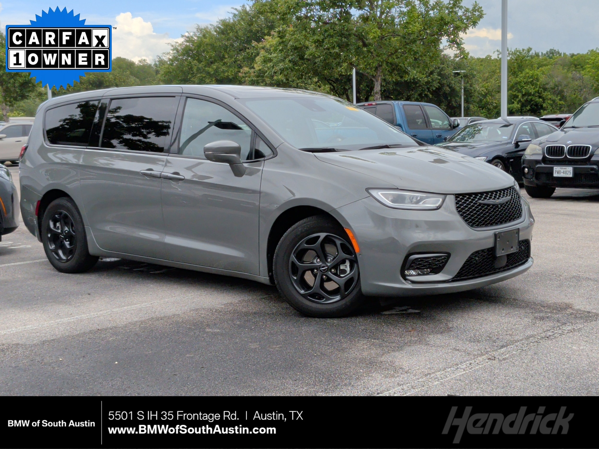 2022 Chrysler Pacifica Hybrid's photo