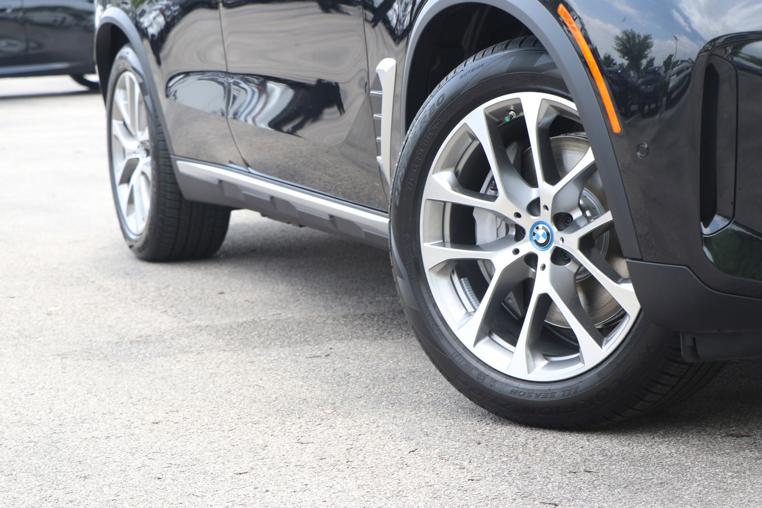 2025 BMW X5 PHEV xDrive50e photo 2