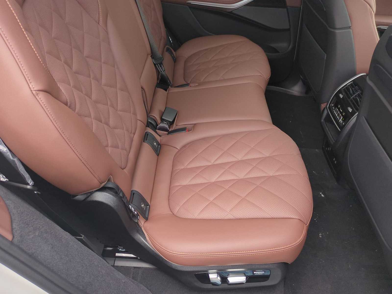 Thumbnail: 2026 BMW X7 - 21