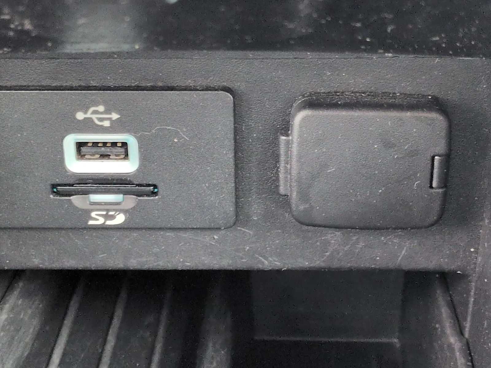 Thumbnail: 2016 Ford Explorer - 32