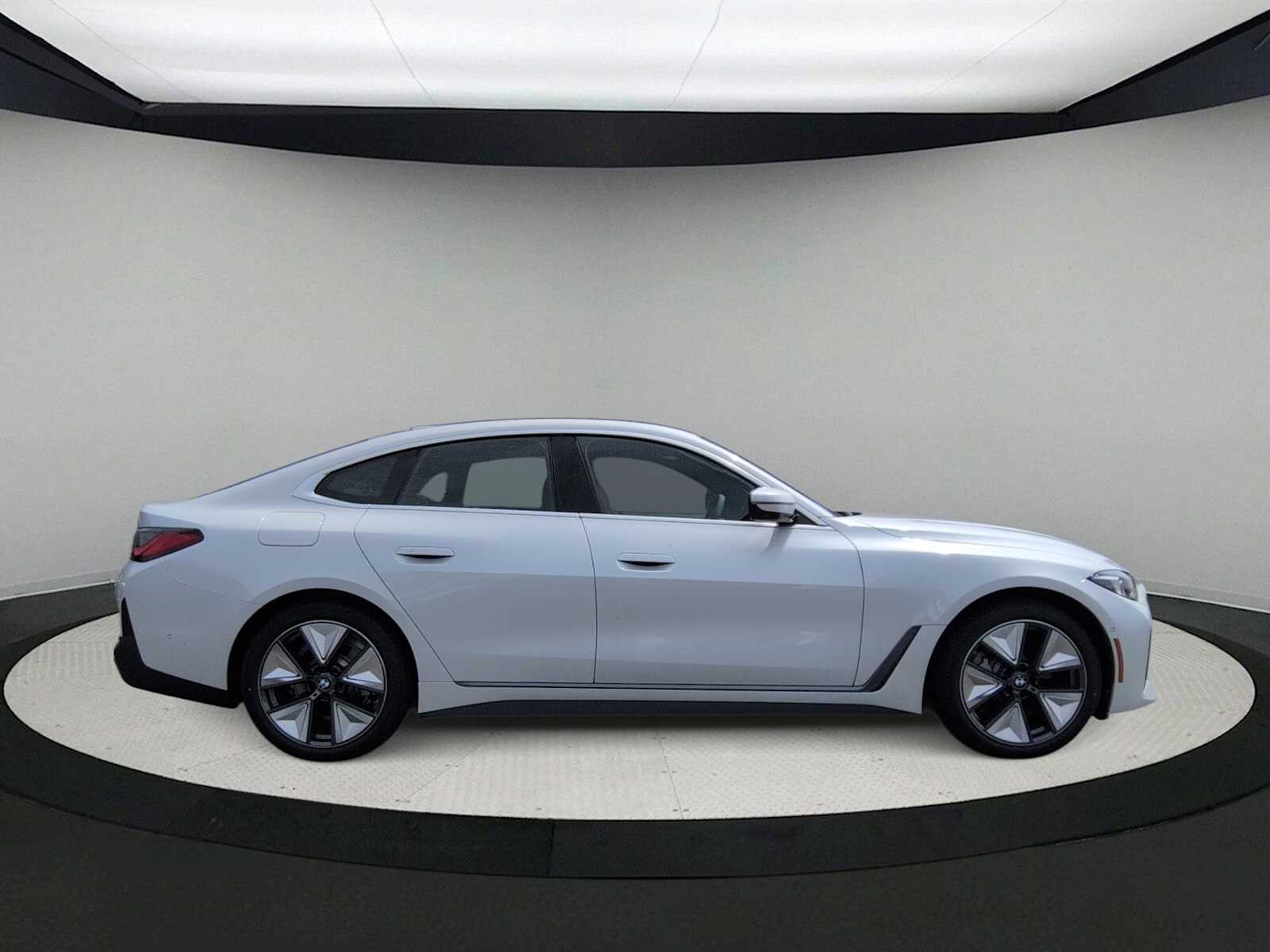 Thumbnail: 2026 BMW i4 - 9