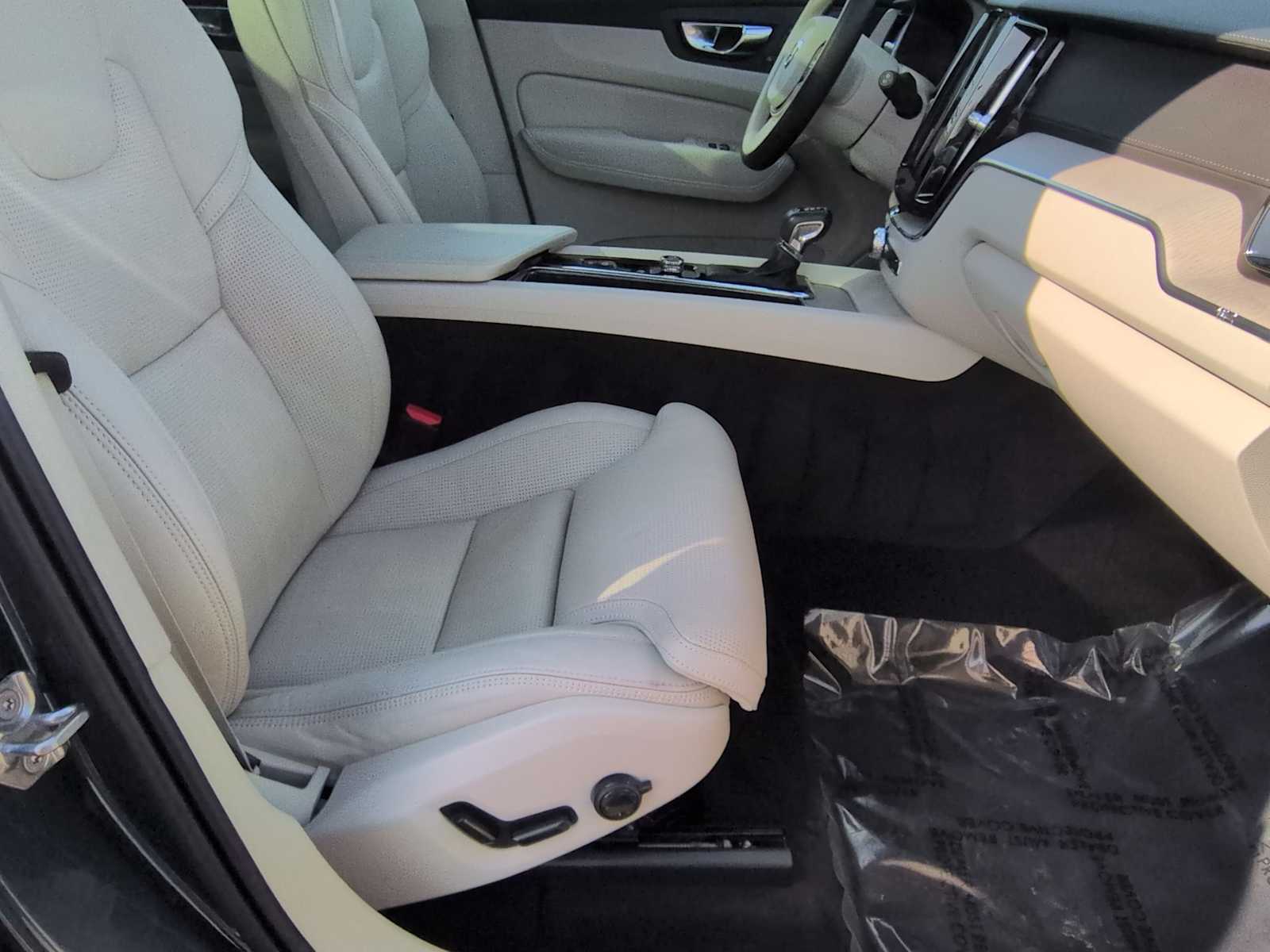 Thumbnail: 2021 Volvo XC60 - 23