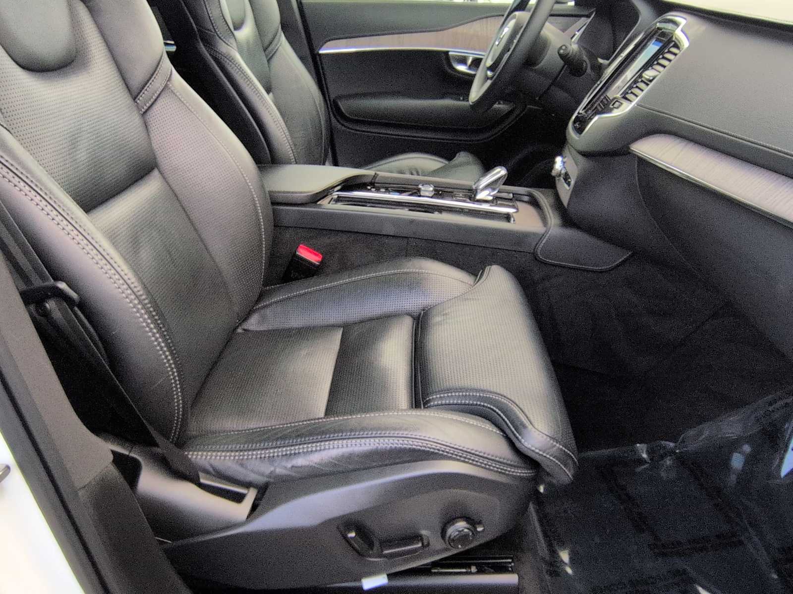 Thumbnail: 2022 Volvo XC90 - 24