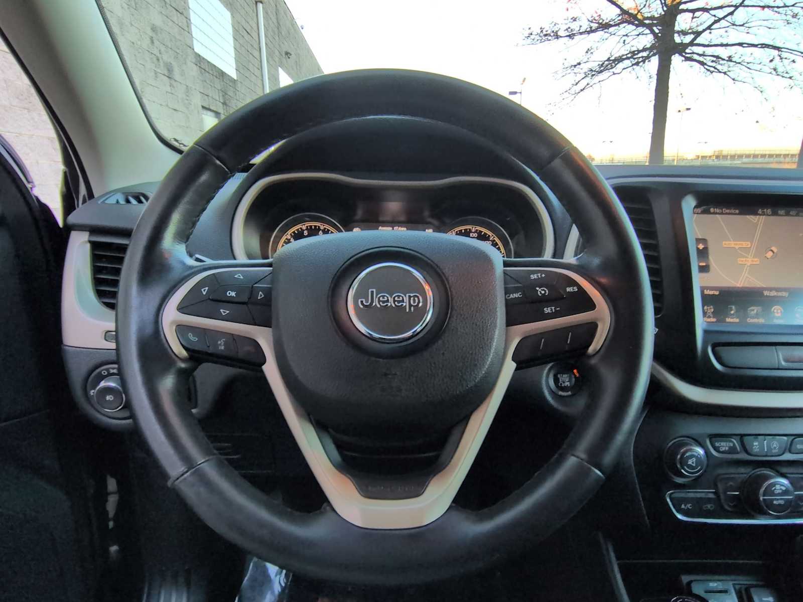 Thumbnail: 2016 Jeep Cherokee - 25