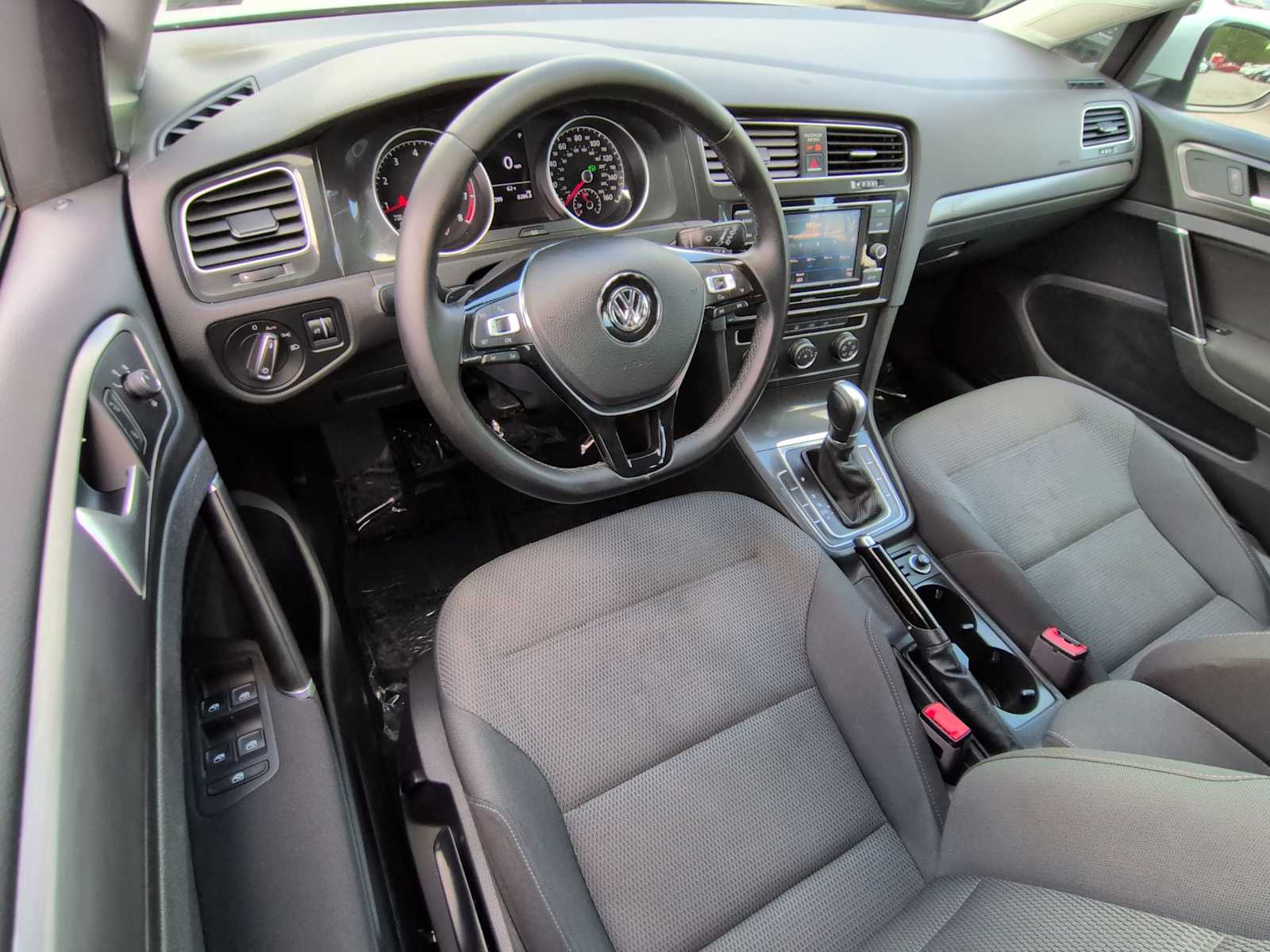 Thumbnail: 2018 Volkswagen e-Golf - 10