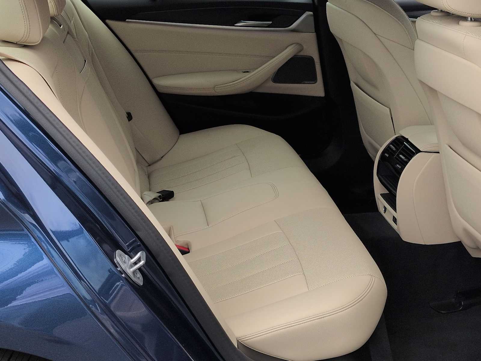 Thumbnail: 2023 BMW 5 Series - 21