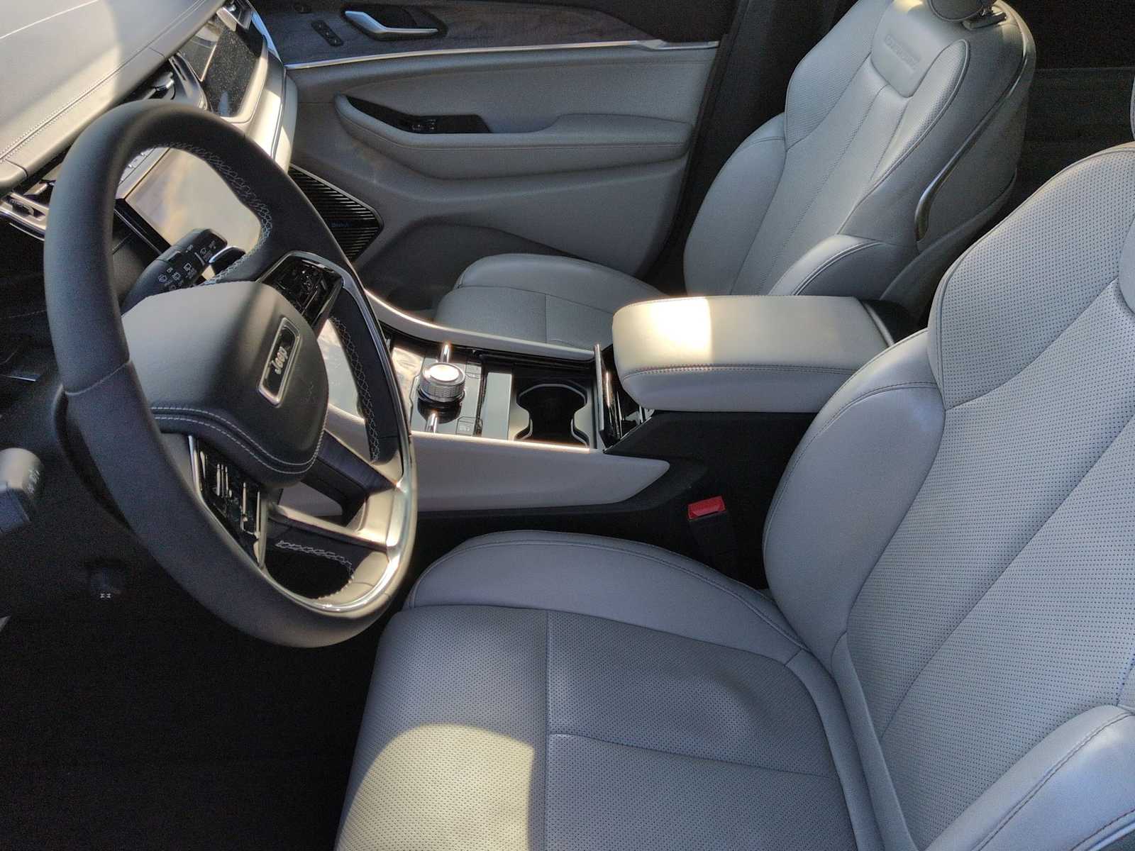 Thumbnail: 2023 Jeep Grand Cherokee - 10