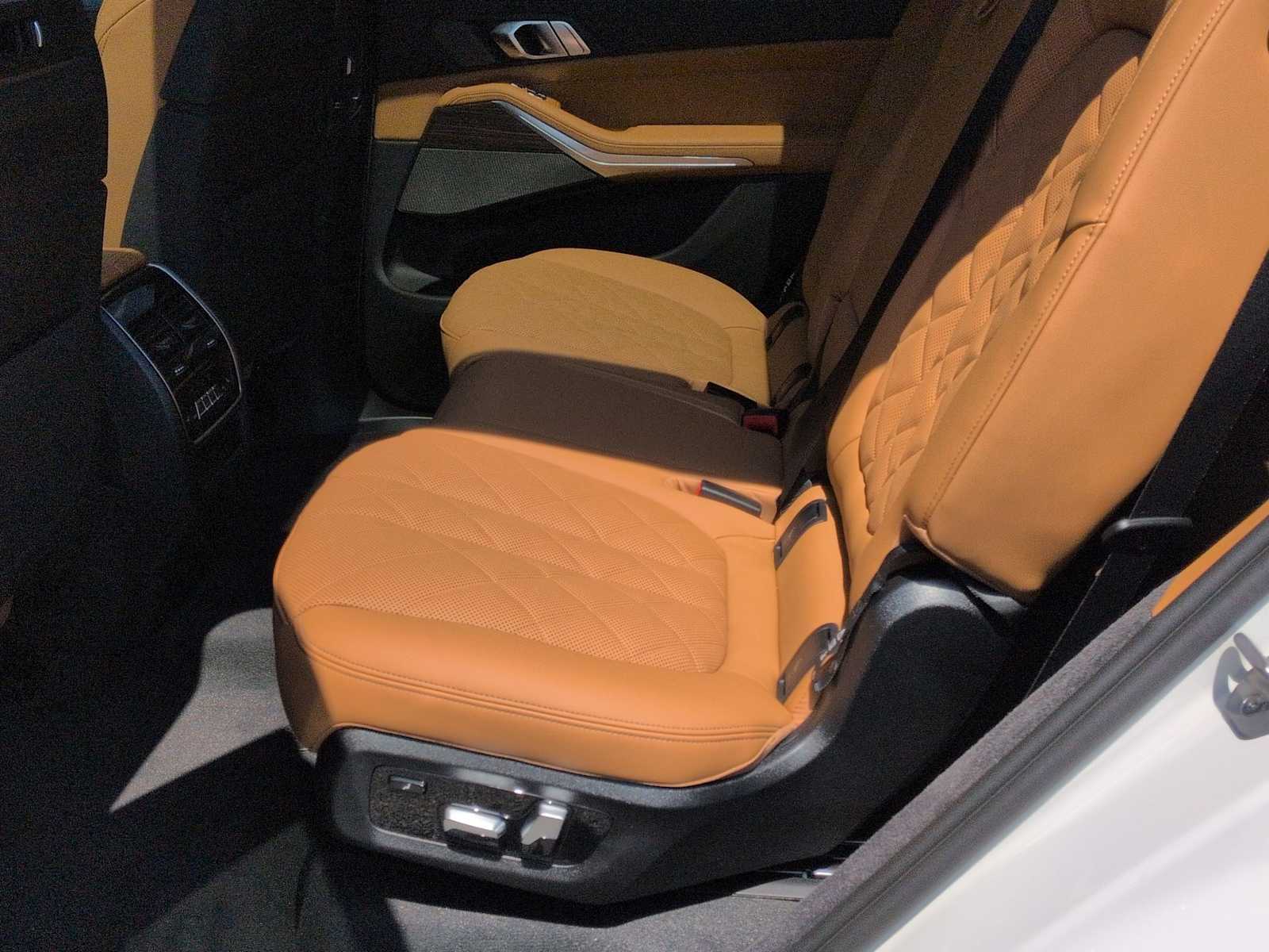 Thumbnail: 2027 BMW X7 - 21