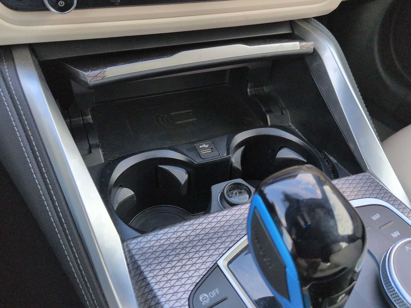 Thumbnail: 2022 BMW i4 - 33