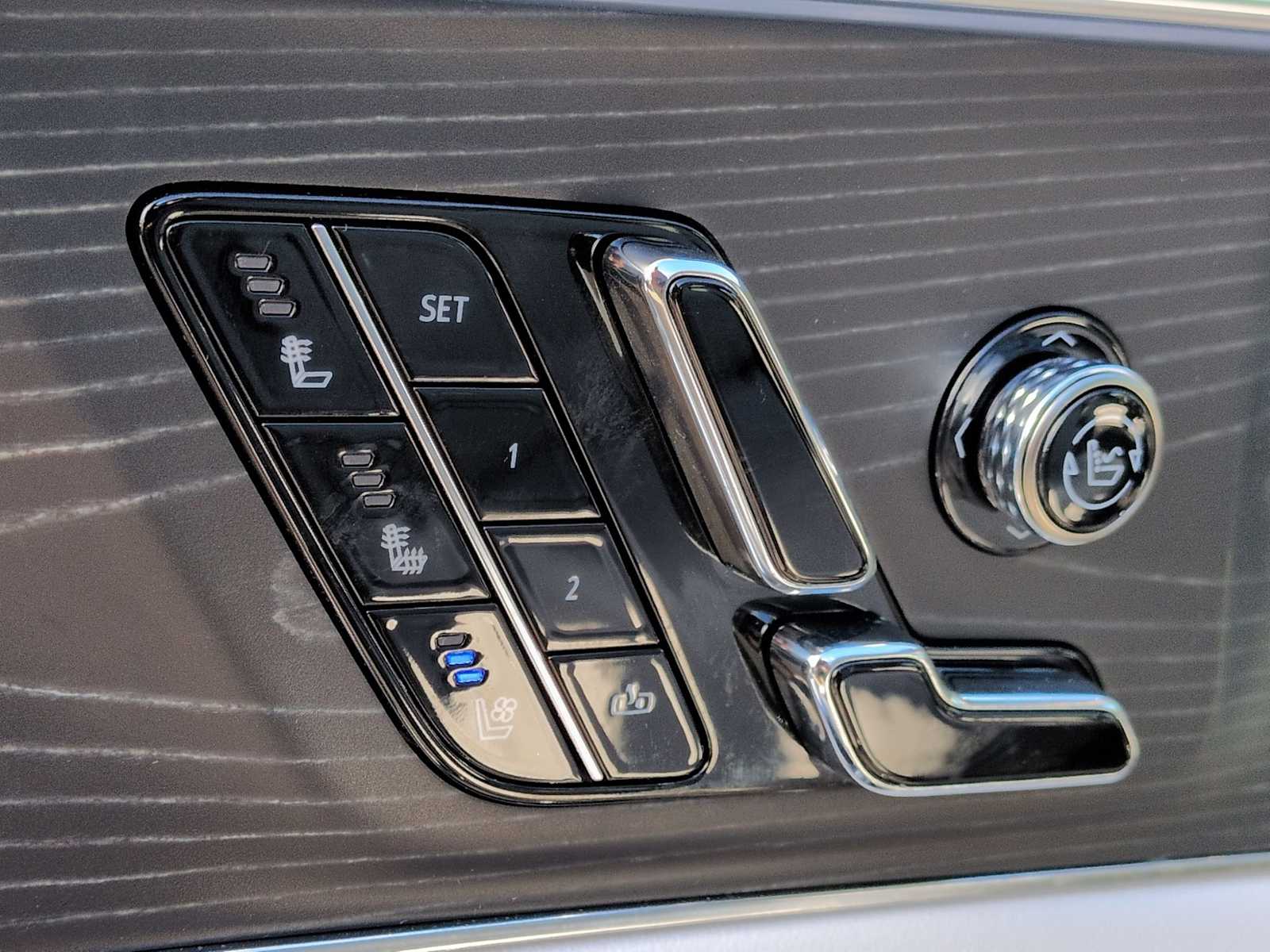 Thumbnail: 2024 Cadillac Lyriq - 18