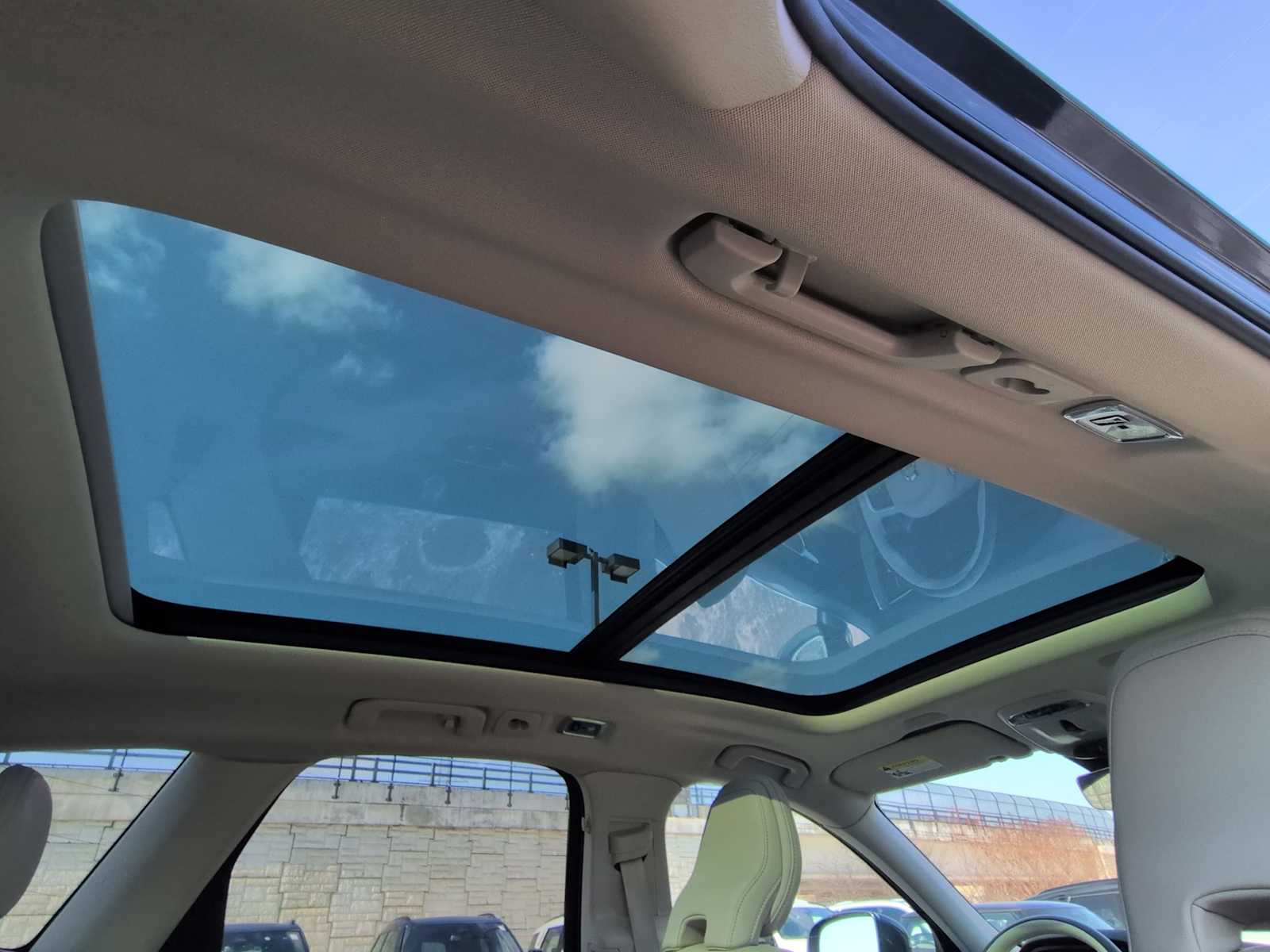 Thumbnail: 2021 Volvo XC60 - 22