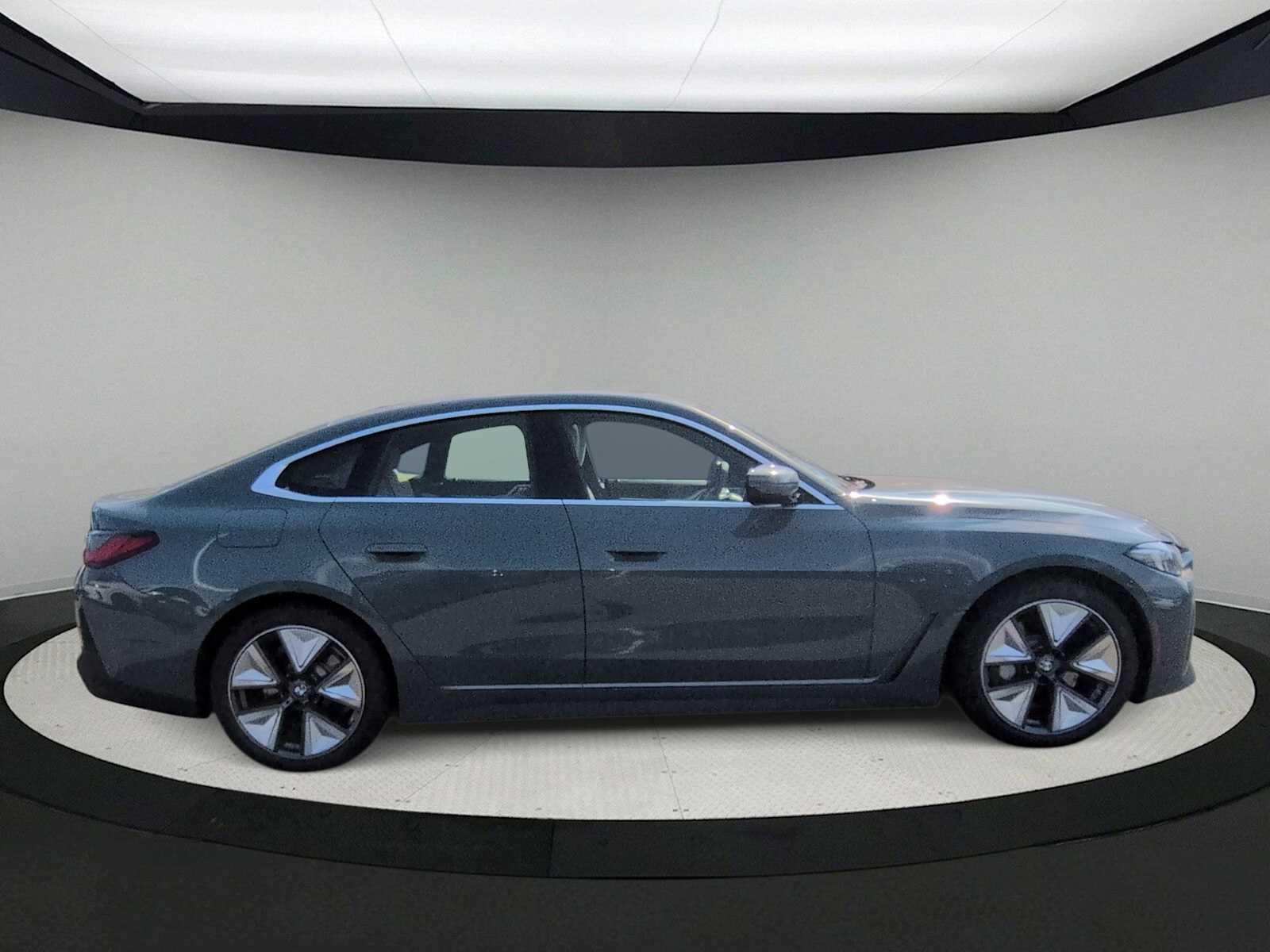 Thumbnail: 2026 BMW i4 - 9
