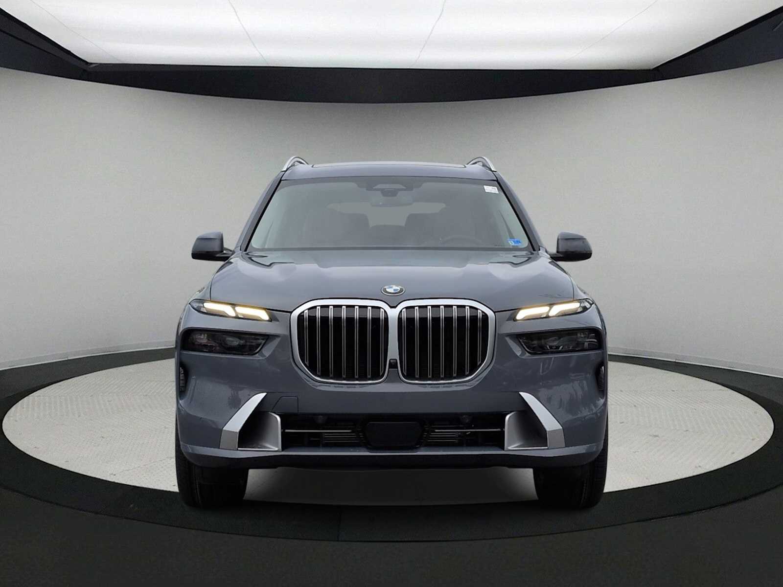 Thumbnail: 2027 BMW X7 - 3