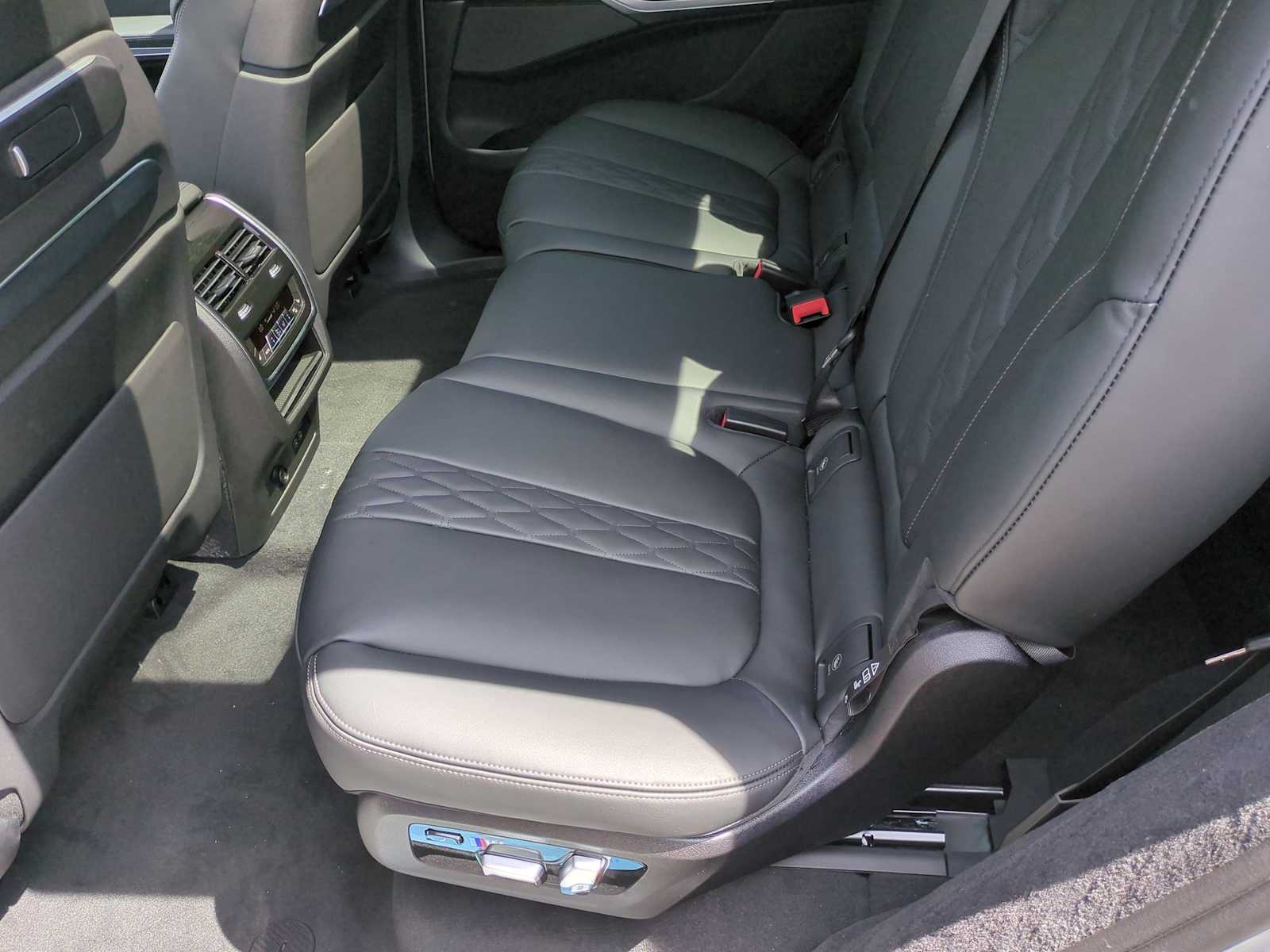 Thumbnail: 2026 BMW X7 - 21