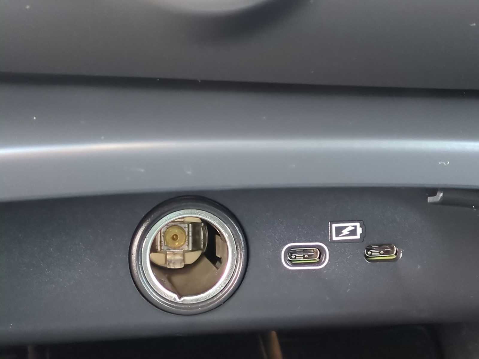 Thumbnail: 2021 Volvo XC40 - 31