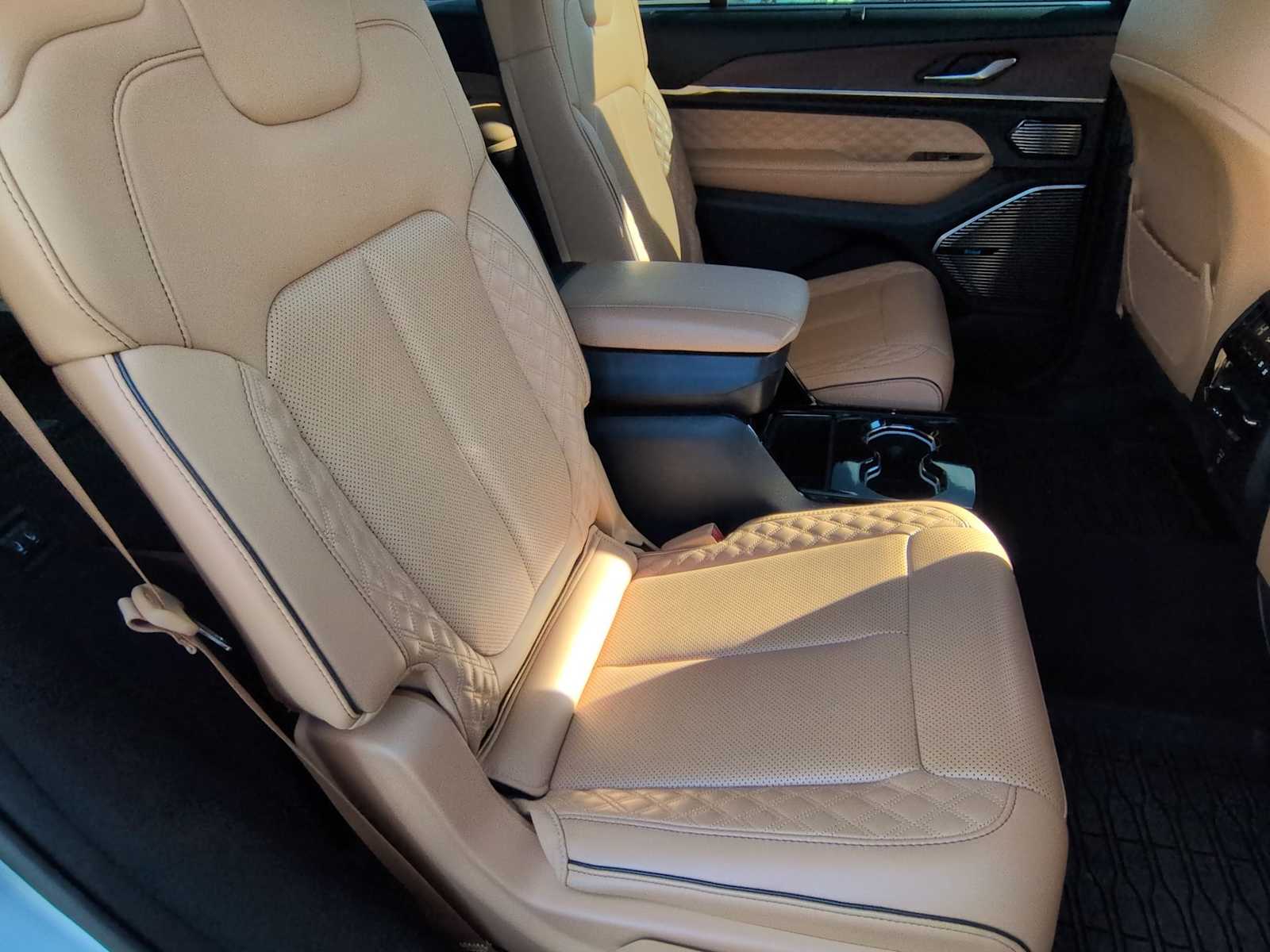 Thumbnail: 2023 Jeep Grand Cherokee - 21