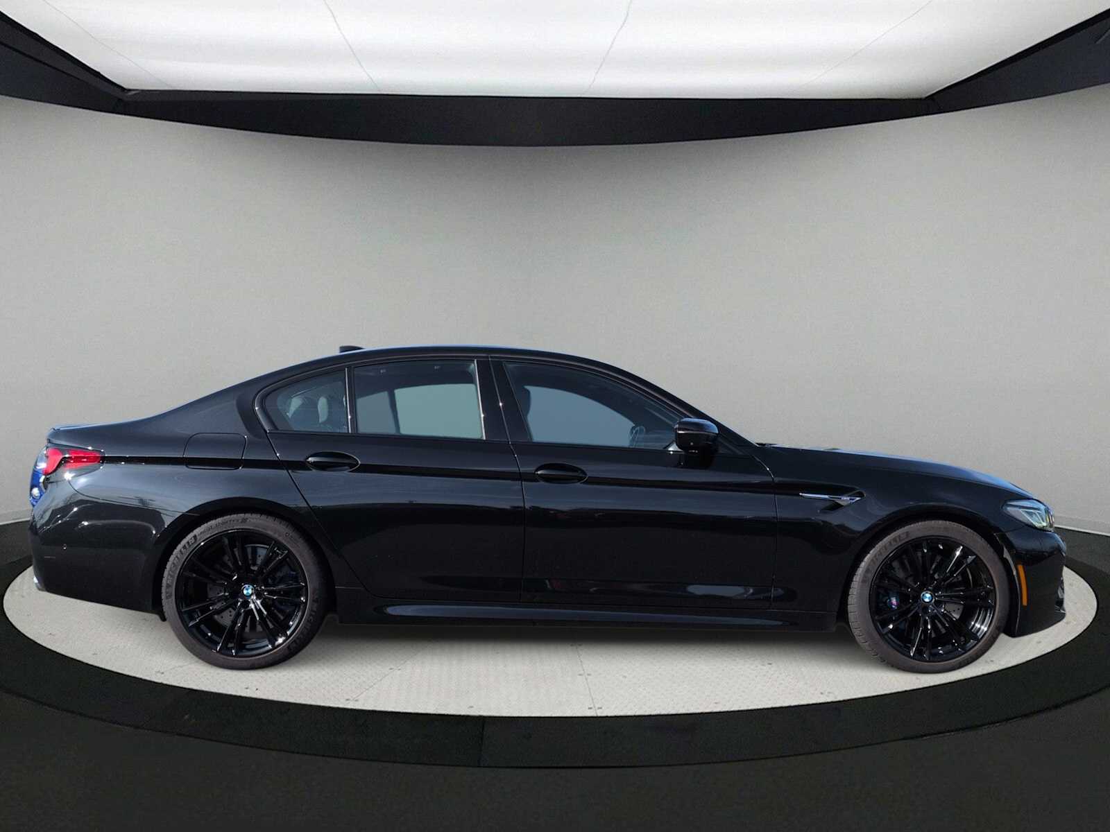 Thumbnail: 2023 BMW M5 - 9
