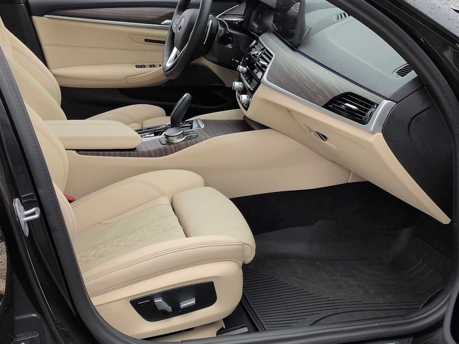Thumbnail: 2023 BMW 5 Series - 24