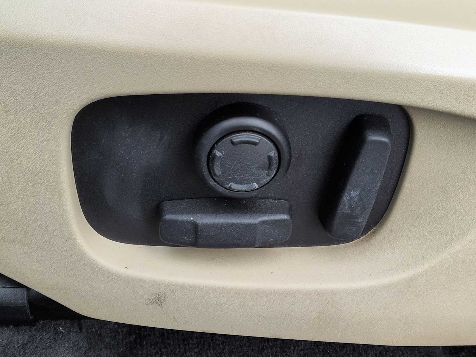 Thumbnail: 2016 Land Rover Discovery Sport - 17