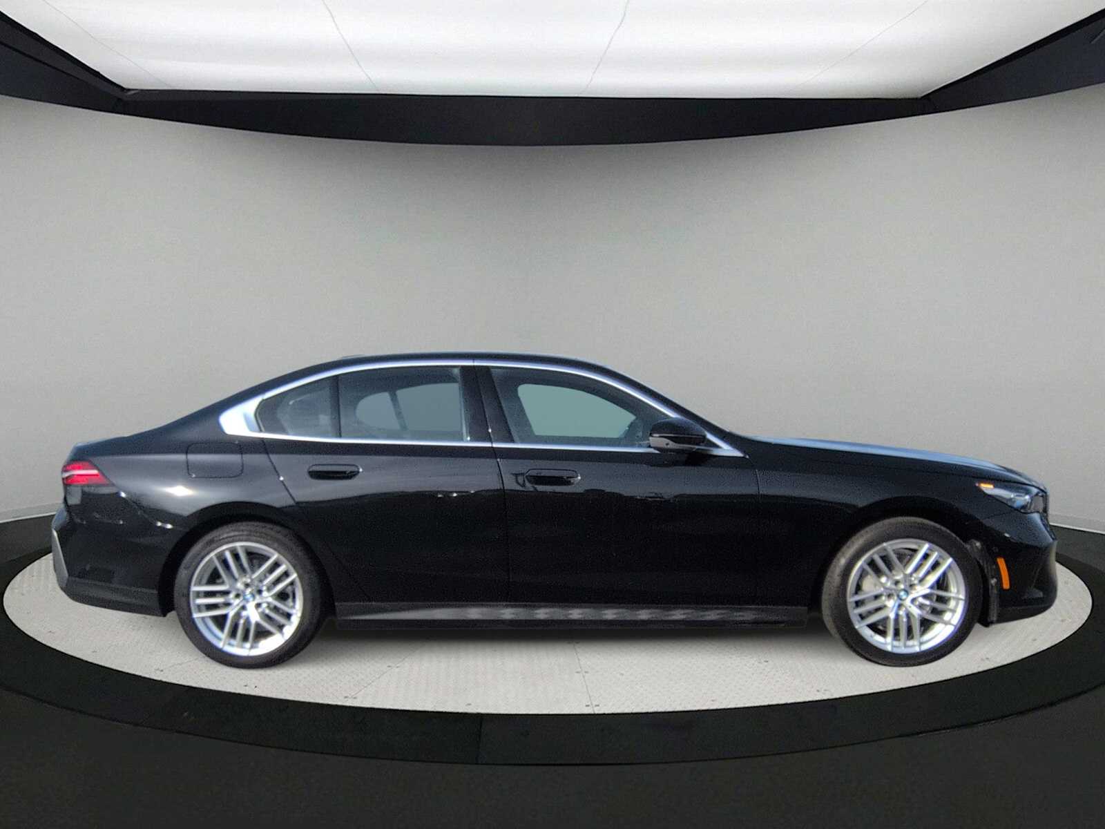 Thumbnail: 2025 BMW 5 Series - 9