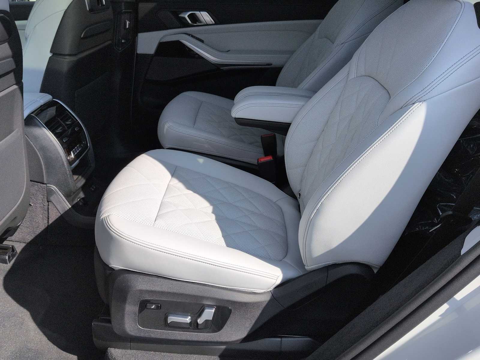 Thumbnail: 2026 BMW X7 - 21