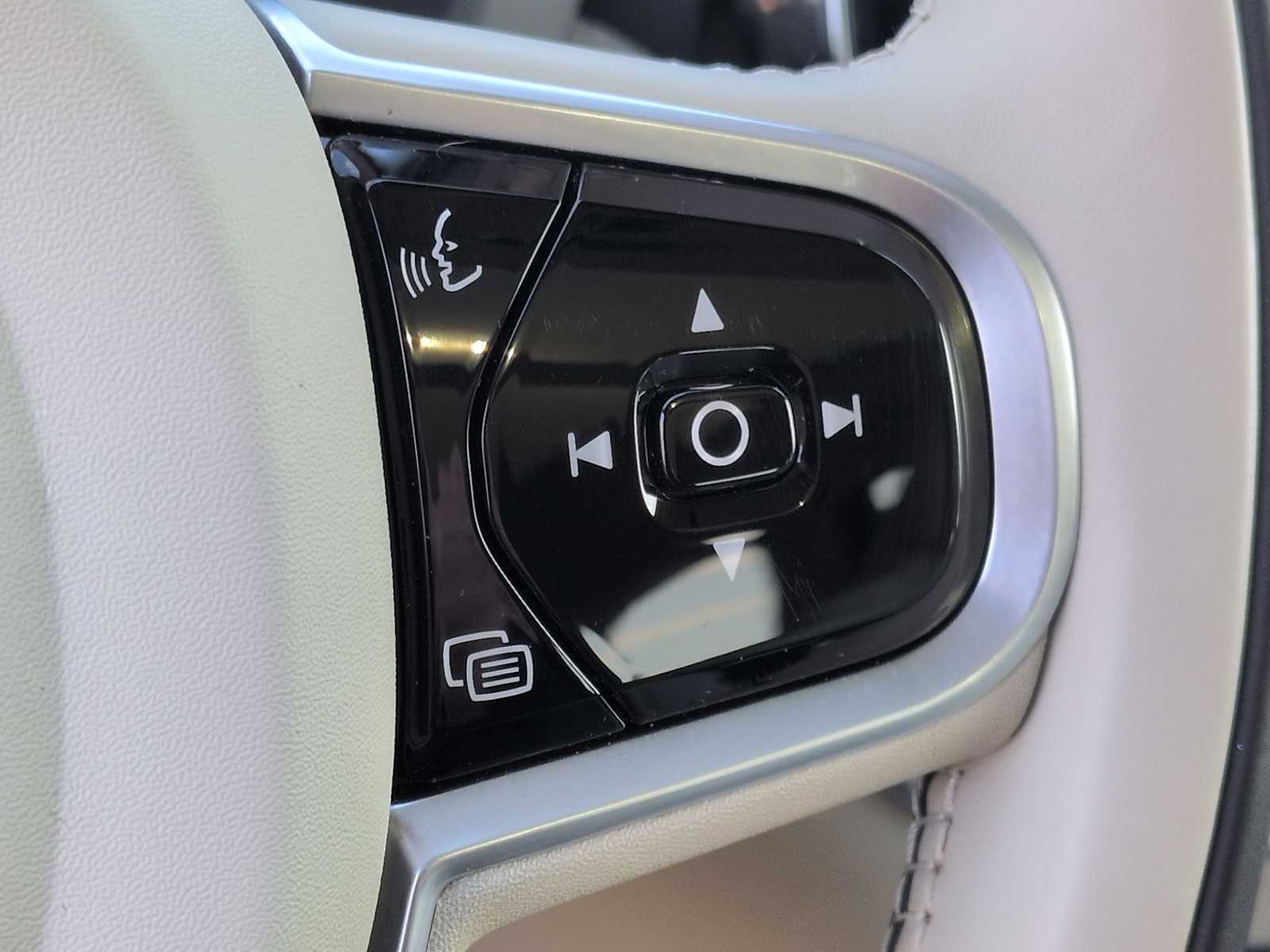 Thumbnail: 2021 Volvo XC60 - 26