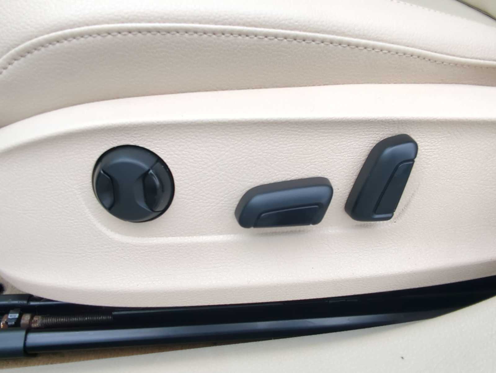 Thumbnail: 2013 Volkswagen Passat - 17