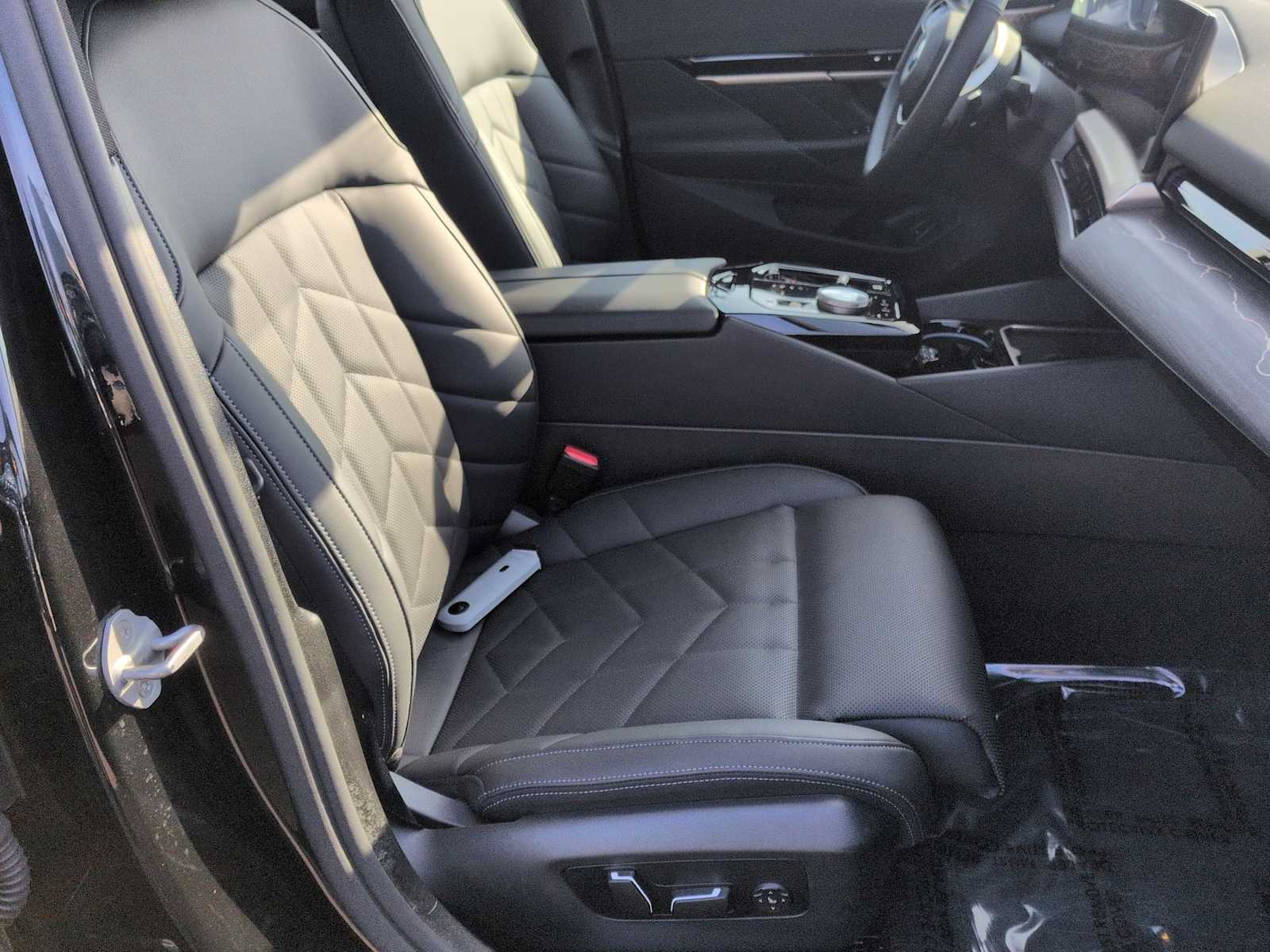 Thumbnail: 2025 BMW 5 Series - 24