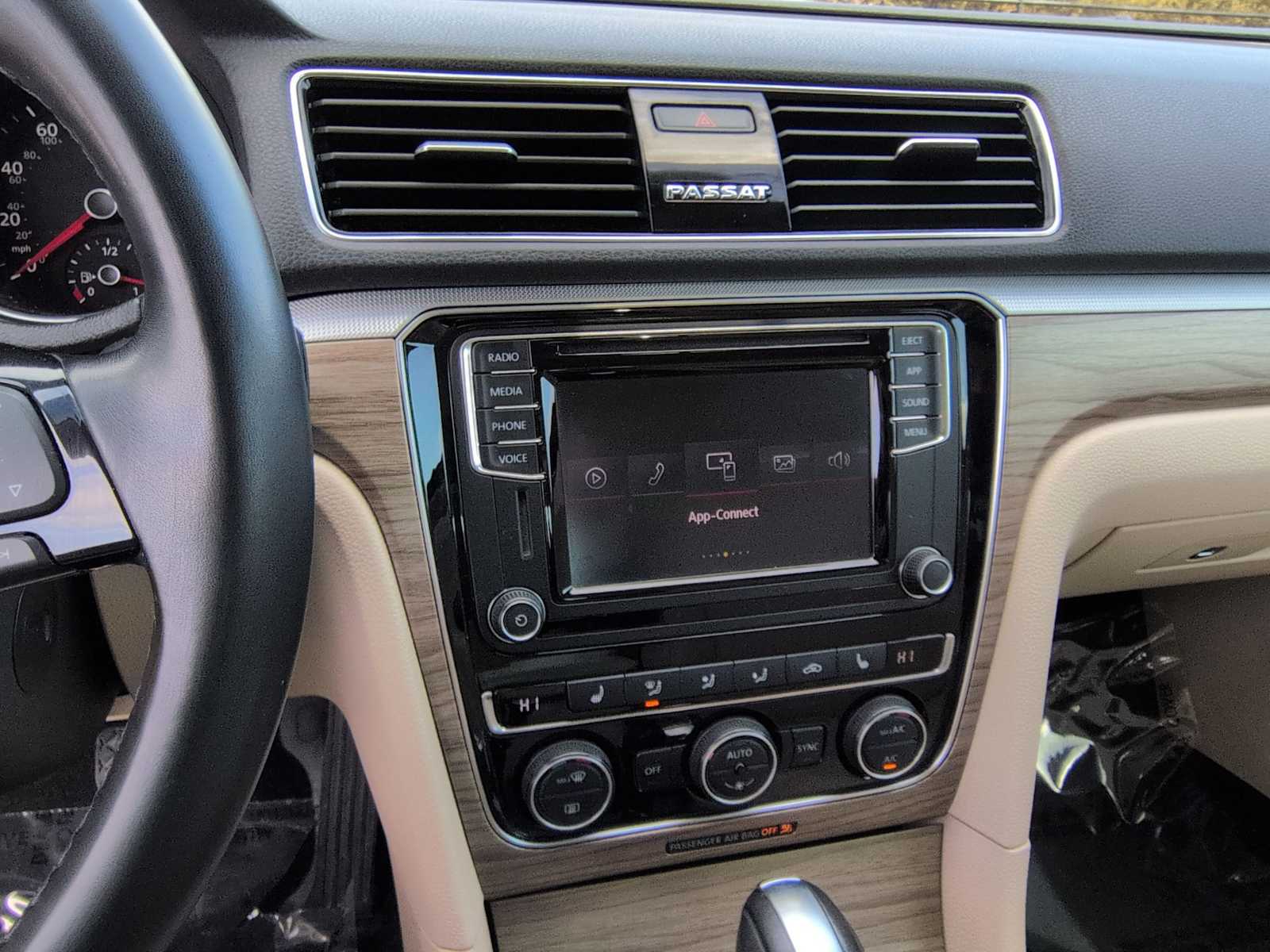 Thumbnail: 2018 Volkswagen Passat - 30