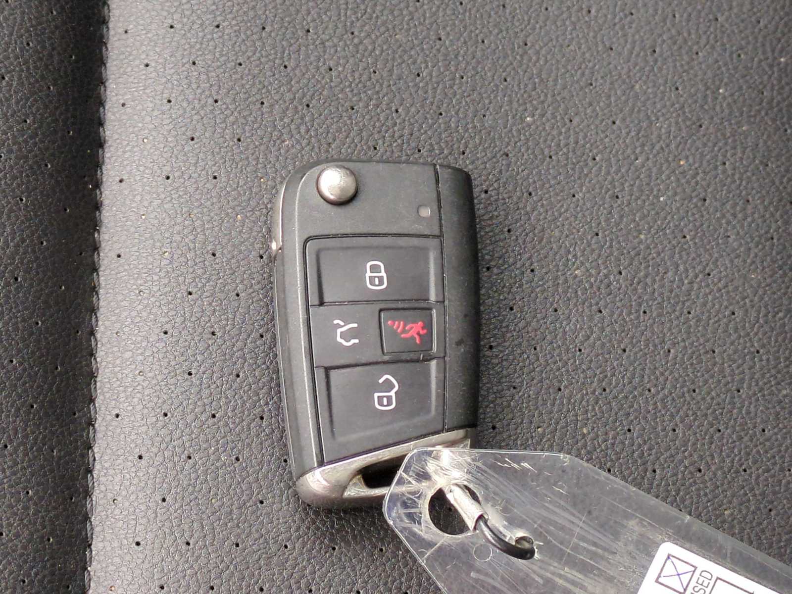 Thumbnail: 2017 Volkswagen Golf - 32