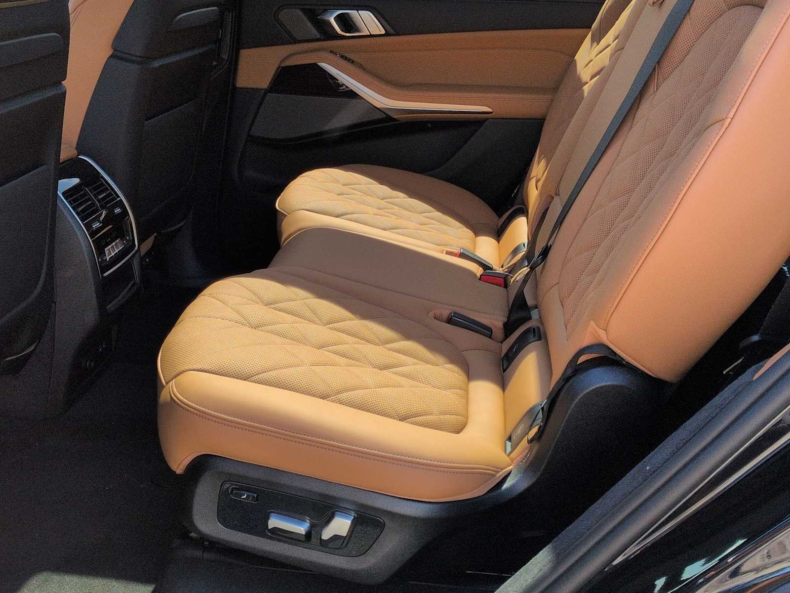 Thumbnail: 2027 BMW X7 - 21
