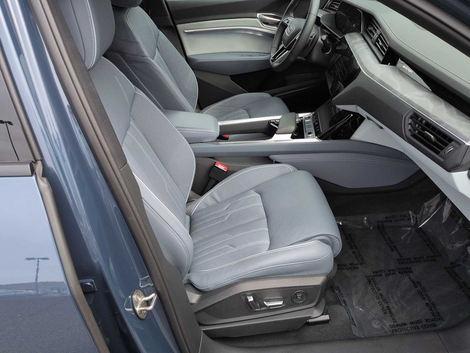 Thumbnail: 2023 Audi e-tron S - 24