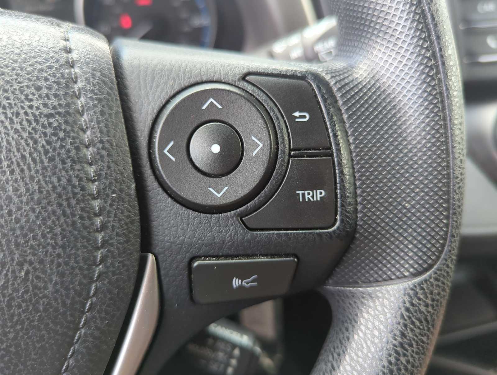 Thumbnail: 2018 Toyota RAV4 - 23
