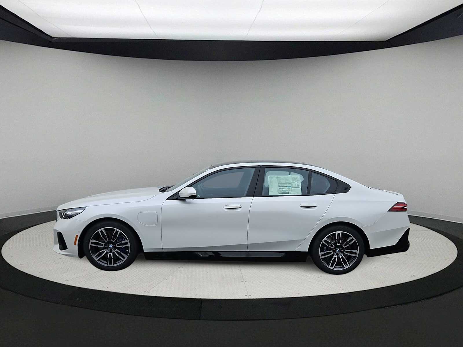 Thumbnail: 2026 BMW 5 Series - 5